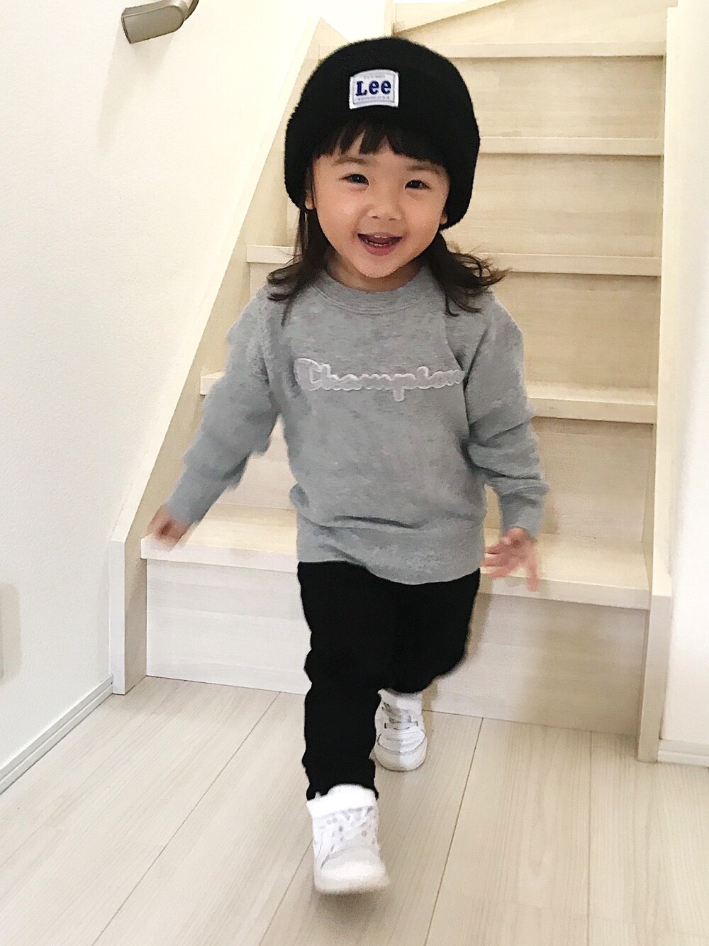 「キッズコーデ、キッズファッション、1歳、女の子、シンプルコーデ、カジュアルコーデ、メンズライク、スウェット、ニット帽、スニーカー」｜「Leeの【Lee】ニットワッチ（ニットキャップ/ビーニー、ブラック系）」を使った、Yu☺︎さん（キッズ・90cm）の秋コーディネートの1枚目の写真