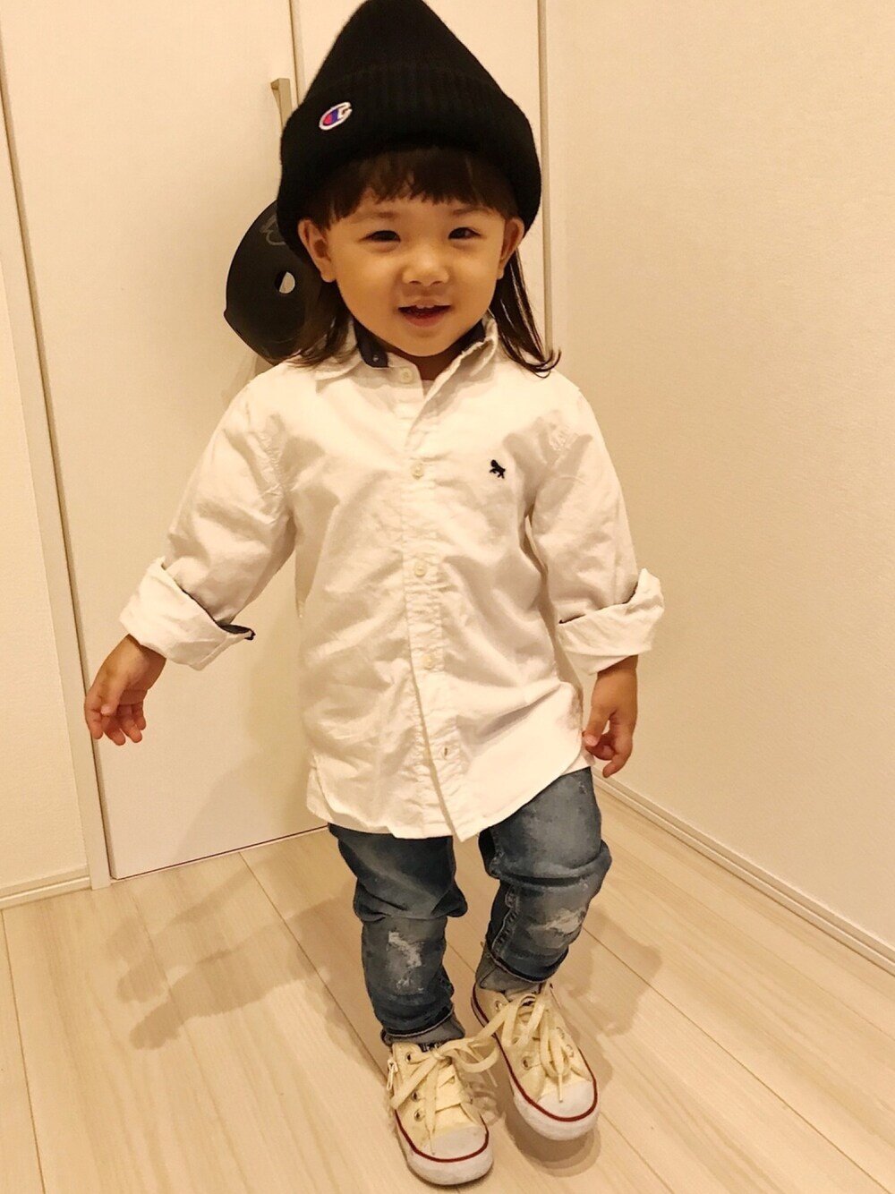 「キッズコーデ、キッズファッション、2歳、女の子、シンプルコーデ、カジュアルコーデ、プチプラ、デニム、H&M、おしゃれさんと繋がりたい」｜「Championの【Champion】チャンピオン ニットビーニー（ニットキャップ/ビーニー、ブラック系）」を使った、Yu☺︎さん（キッズ・90cm）の秋コーディネートの1枚目の写真