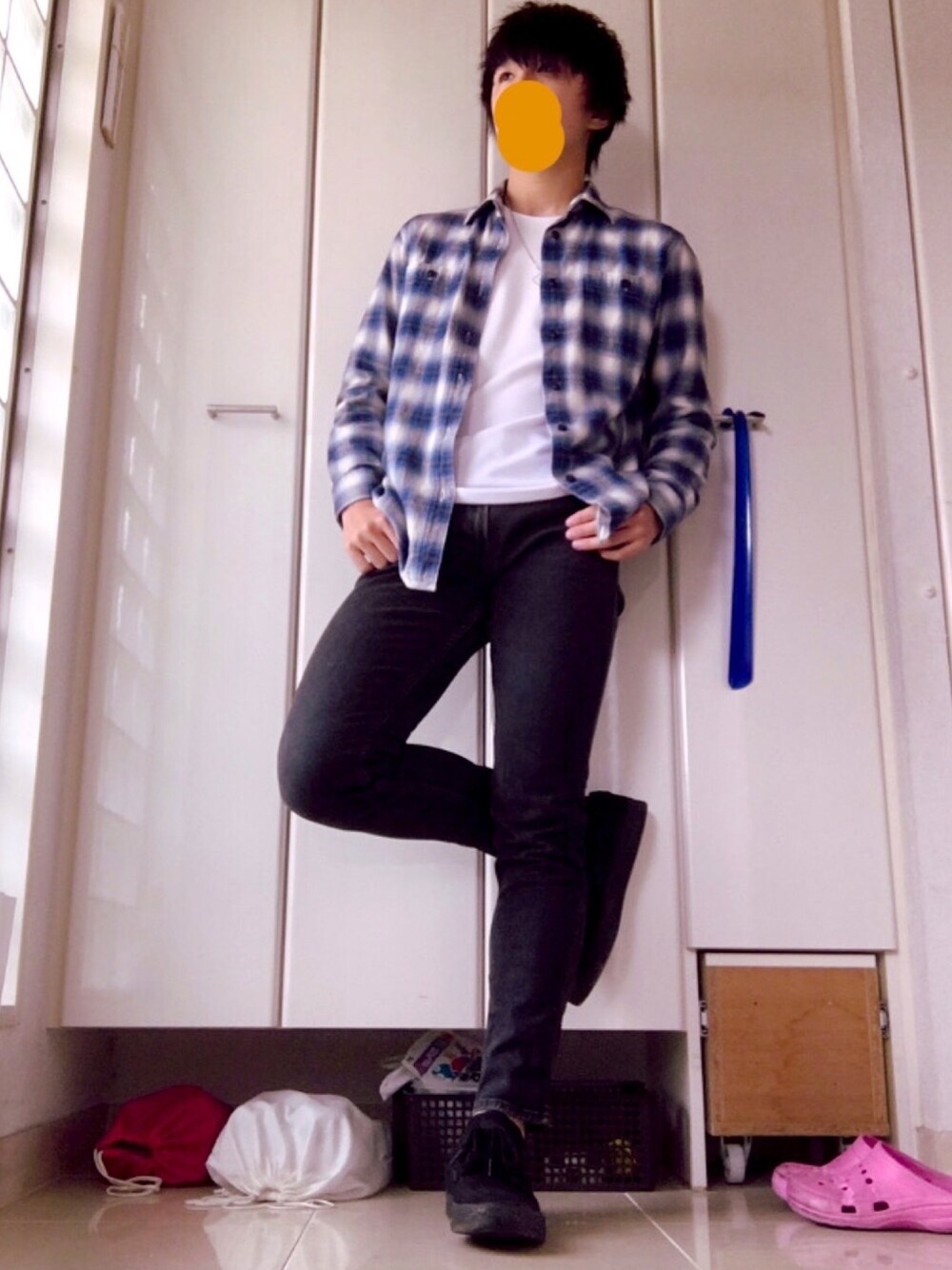 「春コーデ、フランネルシャツ、脚長効果、シンプル、シンプルコーデ、おしゃれさんと繋がりたい、高校生、中学生、低身長、低身長コーデ」｜「NIKEのナイキ ブレーザー LOW メンズシューズ / NIKE BLAZER LOW（スニーカー、ブラック系）」を使った、maruさん（メンズ・168cm）の春コーディネートの1枚目の写真