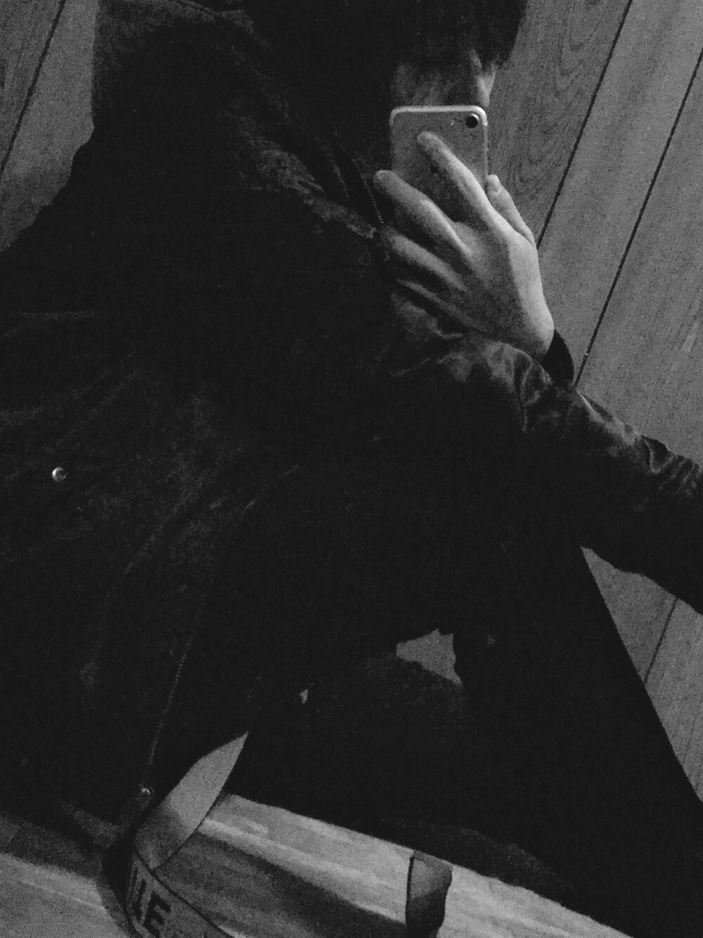 ホワイト系のTシャツ/カットソー、イエロー系のベルト、その他のその他を着用したメンズの春コーディネートの1枚目の写真