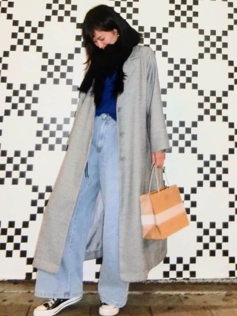 「冬コーデ、オトナカジュアル、ootd、GU、バギージーンズ、デニム、ママコーデ、ぐるぐる巻き、ゆるコーデ、ロングコート」｜「GUのアイテム（パンツ、ブルー系）」を使った、akoさん（レディース・161cm）の冬コーディネートの1枚目の写真