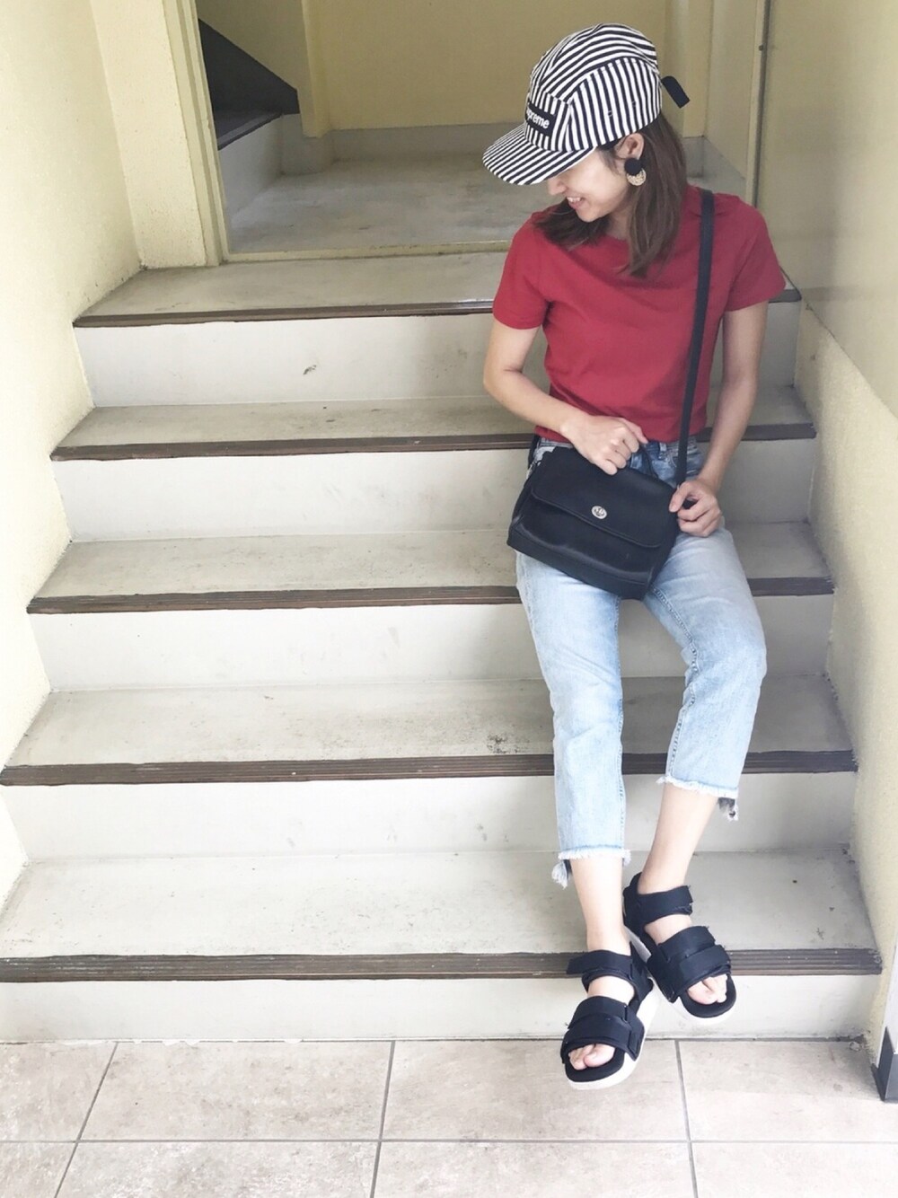 「アイラブメンズライク、休日コーデ、大人カジュアル、おしゃれさんと繋がりたい、赤、スポーツサンダル、supreme」｜「Supreme のアイテム（キャップ、ホワイト系）」を使った、akoさん（レディース・161cm）の春コーディネートの1枚目の写真
