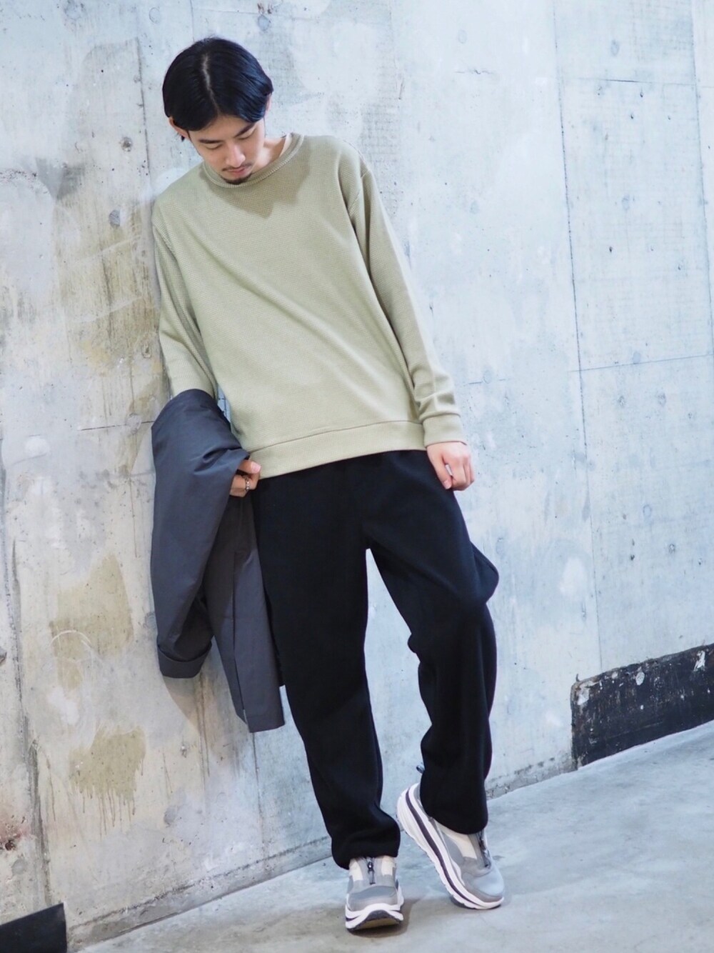 「B:MING LIFE STORE by BEAMS、スウェット、ビッグシルエット、PENDLETON、ステンカラーコート、UGG、スニーカー」｜「B:MING by BEAMSのB:MING by BEAMS / ハイブリッド ワッフル スウェットシャツ（スウェット、グリーン系）」を使った、Naoki Shuzuiさん（メンズ・178cm）の秋コーディネートの1枚目の写真
