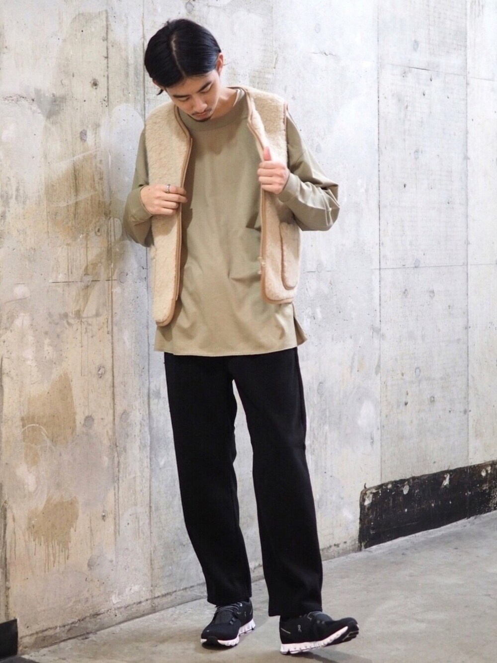 「B:MING LIFE STORE by BEAMS、COLD BREAKER、PENDLETON、on running、スニーカーコーデ、ビッグシルエット、お洒落さんとつながりたい、きれいめカジュアル、ベスト」｜「B:MING by BEAMSのCOLD BREAKER × B:MING by BEAMS / 別注 ボア ベスト（ベスト、ベージュ系）」を使った、Naoki Shuzuiさん（メンズ・178cm）の冬コーディネートの1枚目の写真