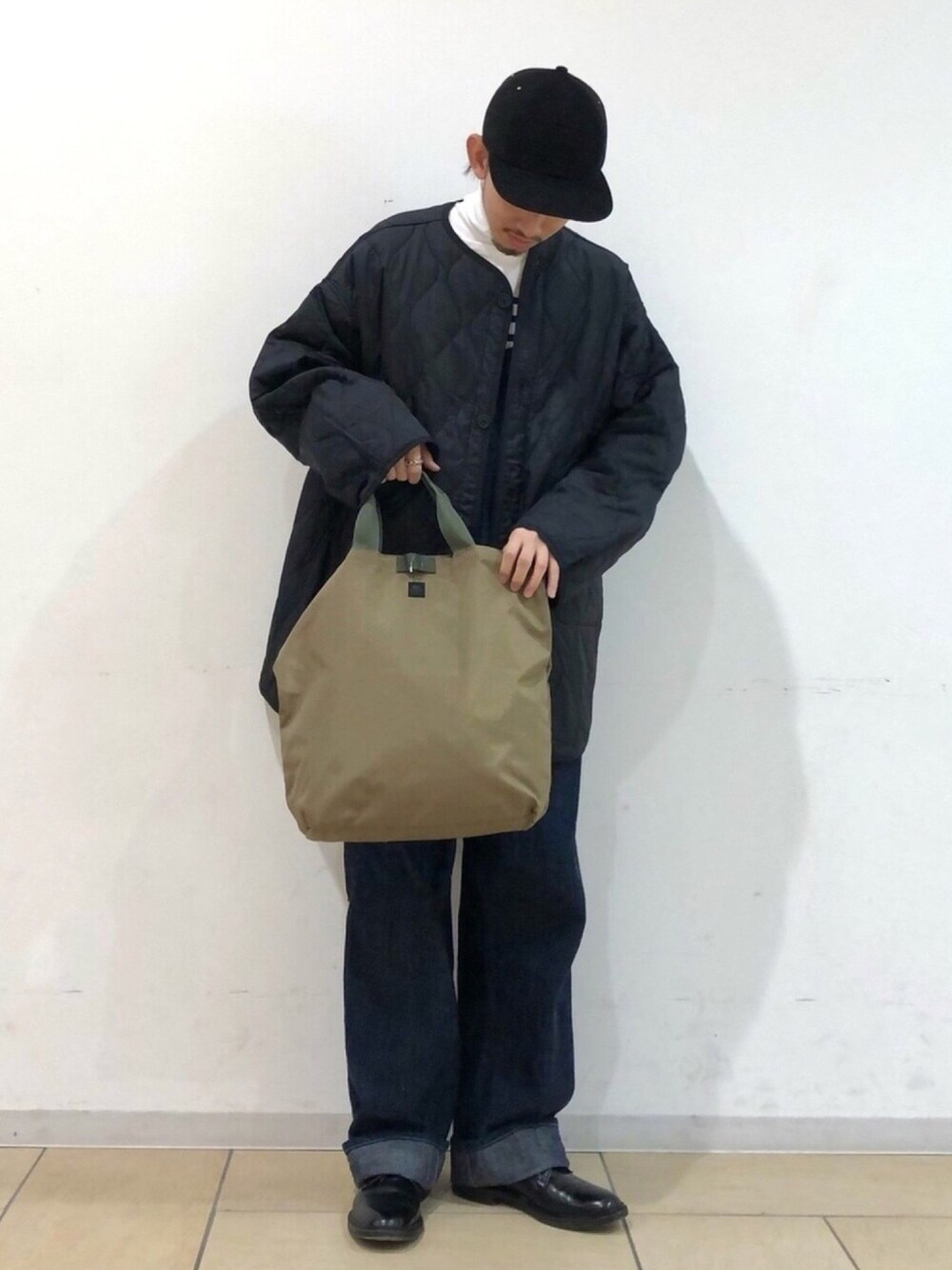 「B:MING LIFE STORE by BEAMS、MIS、トートバッグ、orcival、オーバーオール、ビッグシルエット、ALDEN、キャップ、タートルネック、キルティングジャケット」｜「B:MING by BEAMSのB:MING by BEAMS / ドッキング キルト ブルゾン（ブルゾン、ブラック系）」を使った、Naoki Shuzuiさん（メンズ・178cm）の秋コーディネートの1枚目の写真