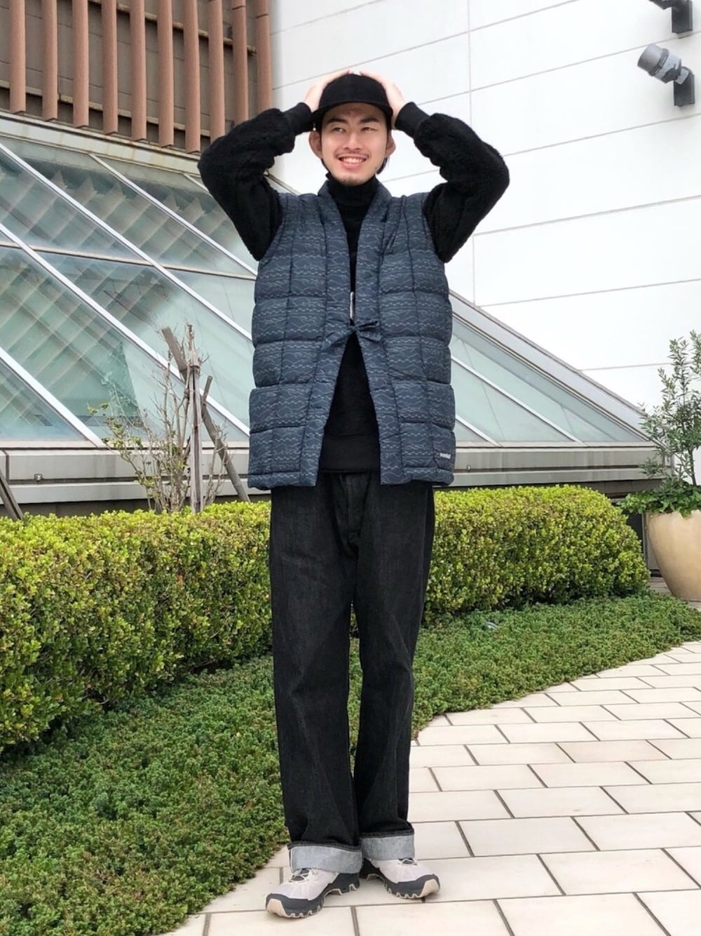 「B:MING LIFE STORE by BEAMS、mont-bell、Scye、デニム、Onrunning、オーバーサイズ、フリース、スニーカーコーデ、スウェット、ベスト」｜「mont-bellのアイテム（ダウンベスト、ブルー系）」を使った、Naoki Shuzuiさん（メンズ・178cm）の秋コーディネートの1枚目の写真