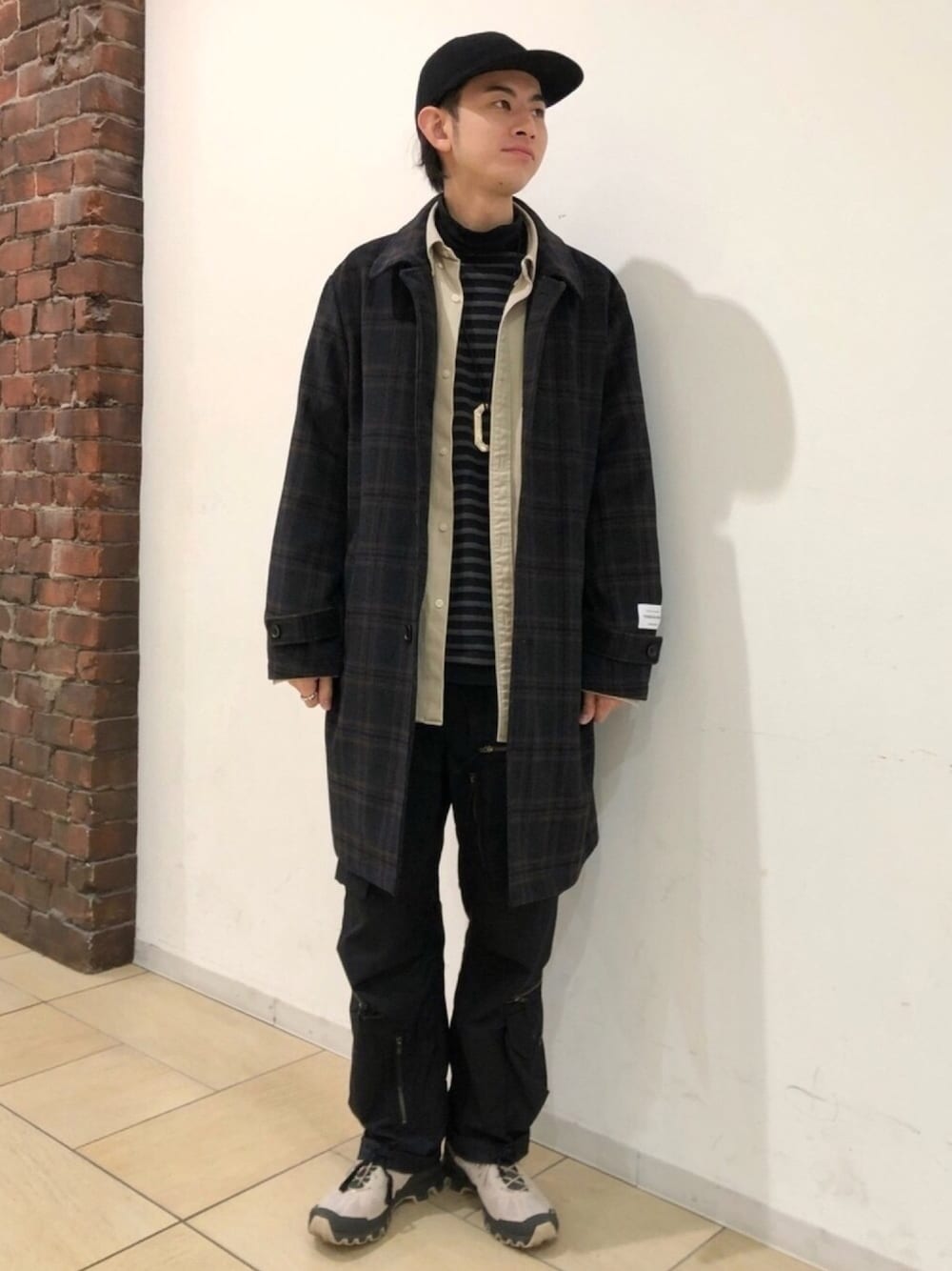 「スニーカー、ステンカラーコート、キャップ、ENGINEERED GARMENTS、orcival、きれいめカジュアル、B:MING LIFE STORE by BEAMS、冬コーデ、ロングコート、チェックコート」｜「B:MING by BEAMSのB:MING by BEAMS / ワイドフィット ボタンダウン シャツ（シャツ/ブラウス、ベージュ系）」を使った、Naoki Shuzuiさん（メンズ・178cm）の冬コーディネートの1枚目の写真