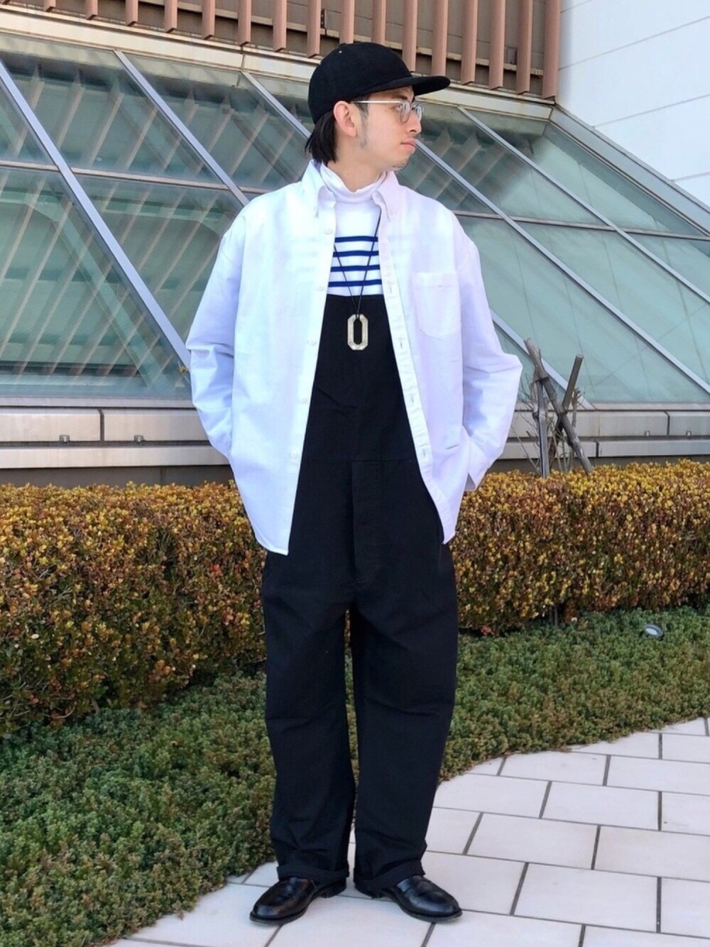 「ボーダー、キャップ、ローファー、オーバーオール、タートルネック、ワイドパンツ、シャツスタイル、B:MING LIFE STORE by BEAMS、おしゃれさんと繋がりたい、メガネ男子」｜「B:MING by BEAMSのB:MING by BEAMS / オックス ワイドフィット ボタンダウンシャツ（シャツ/ブラウス、ホワイト系）」を使った、Naoki Shuzuiさん（メンズ・178cm）の冬コーディネートの1枚目の写真