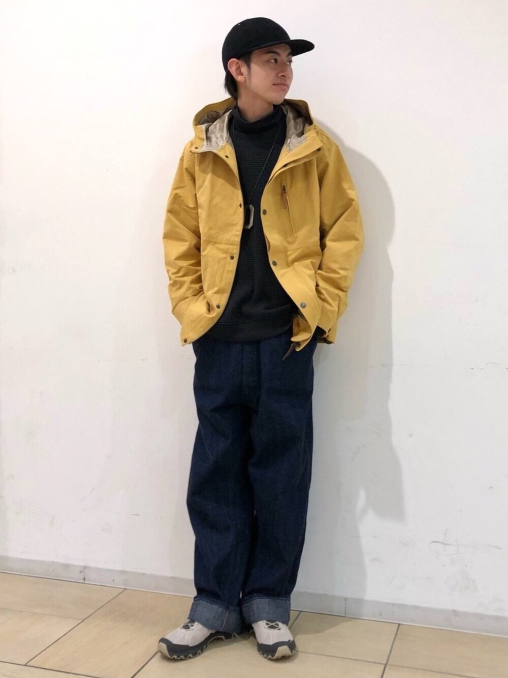 「スウェット、ビッグシルエット、マウンテンパーカー、カジュアル、大人カジュアル、休日スタイル、B:MING LIFE STORE by BEAMS、おしゃれさんと繋がりたい、イエロー」｜「B:MING by BEAMSのB:MING by BEAMS / 撥水 グログラン マウンテンパーカ（マウンテンパーカー、イエロー系）」を使った、Naoki Shuzuiさん（メンズ・178cm）の冬コーディネートの1枚目の写真