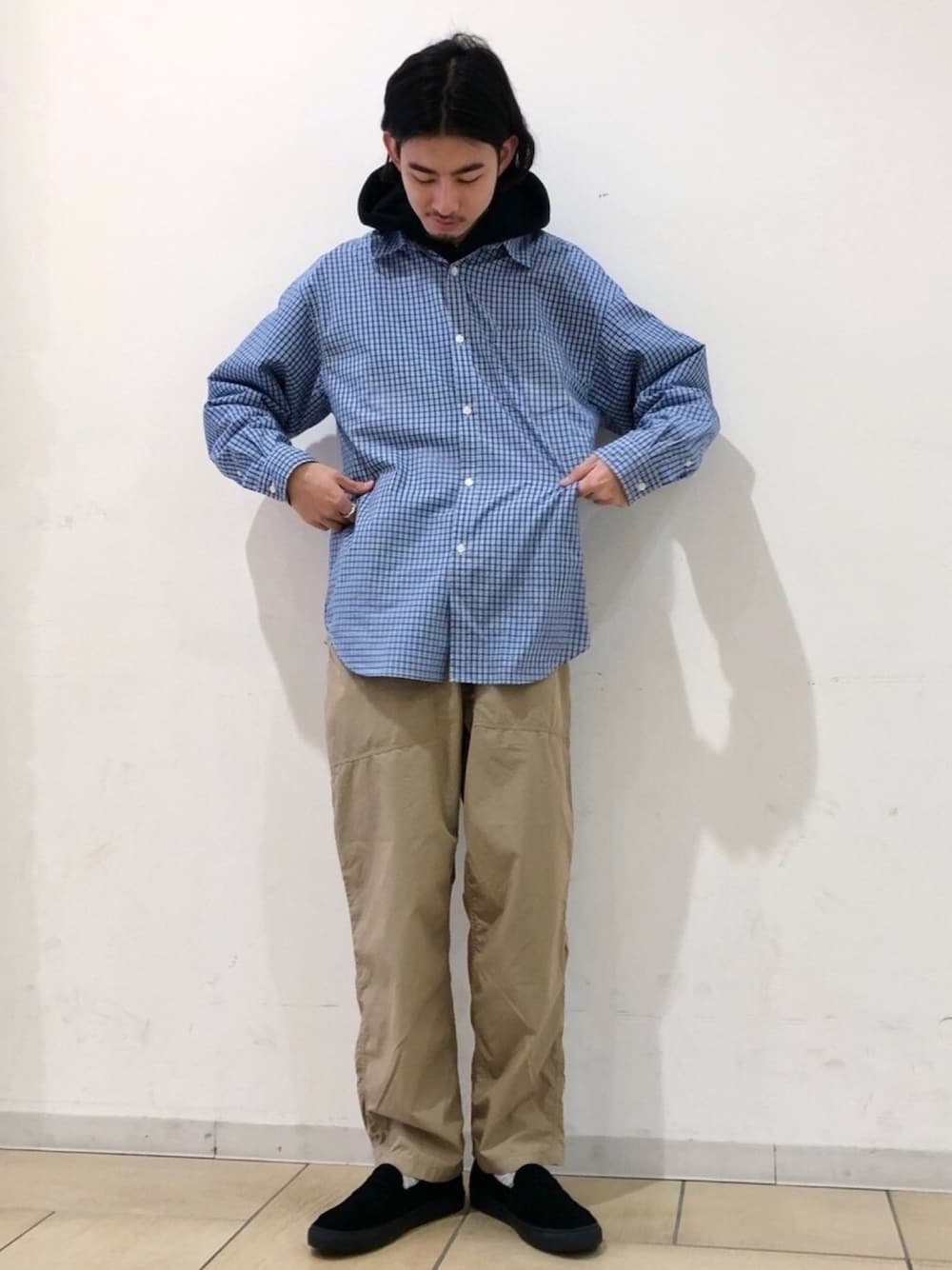 「チェック、ミリタリー、アメカジ、ローファー、休日スタイル、春コーデ、シャツスタイル、B:MING LIFE STORE by BEAMS、おしゃれさんと繋がりたい、スウェパカ」｜「B:MING by BEAMSのB:MING by BEAMS / ワイドフィット レギュラーカラーシャツ（シャツ/ブラウス、ブルー系）」を使った、Naoki Shuzuiさん（メンズ・178cm）の冬コーディネートの1枚目の写真