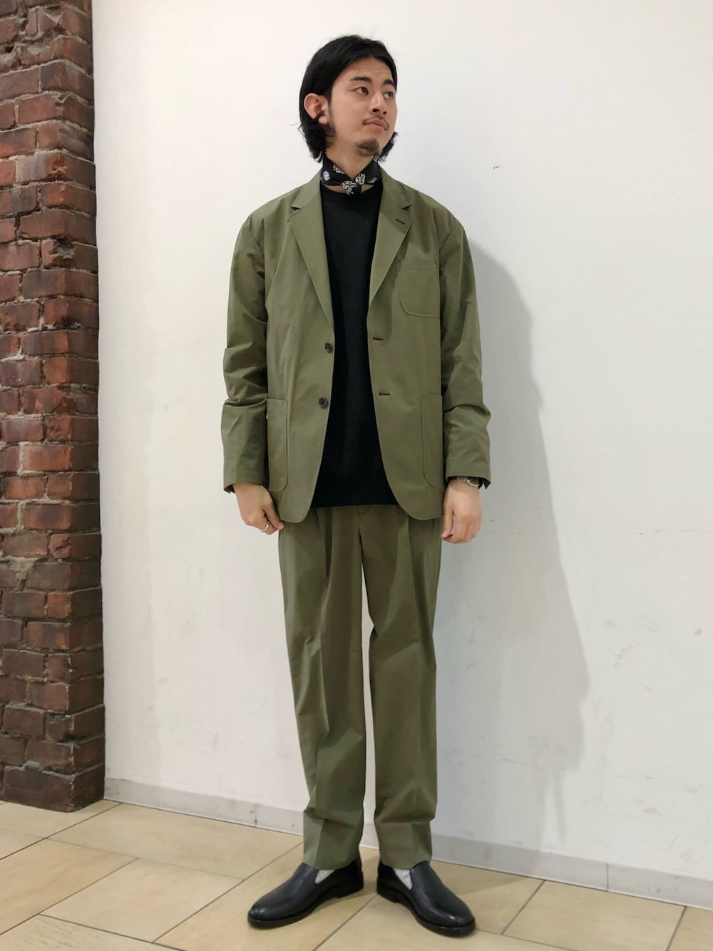 「セットアップ、テーラードジャケット、ローファー、スカーフ、革靴、きれいめカジュアル、春コーデ、今日のコーデ、B:MING LIFE STORE by BEAMS、お洒落さんとつながりたい」｜「B:MING by BEAMSのB:MING by BEAMS / NOMAD SOLOTEX(R) 4WAY テーラードジャケット(セットアップ対応)（スーツジャケット、グリーン系）」を使った、Naoki Shuzuiさん（メンズ・178cm）の春コーディネートの1枚目の写真