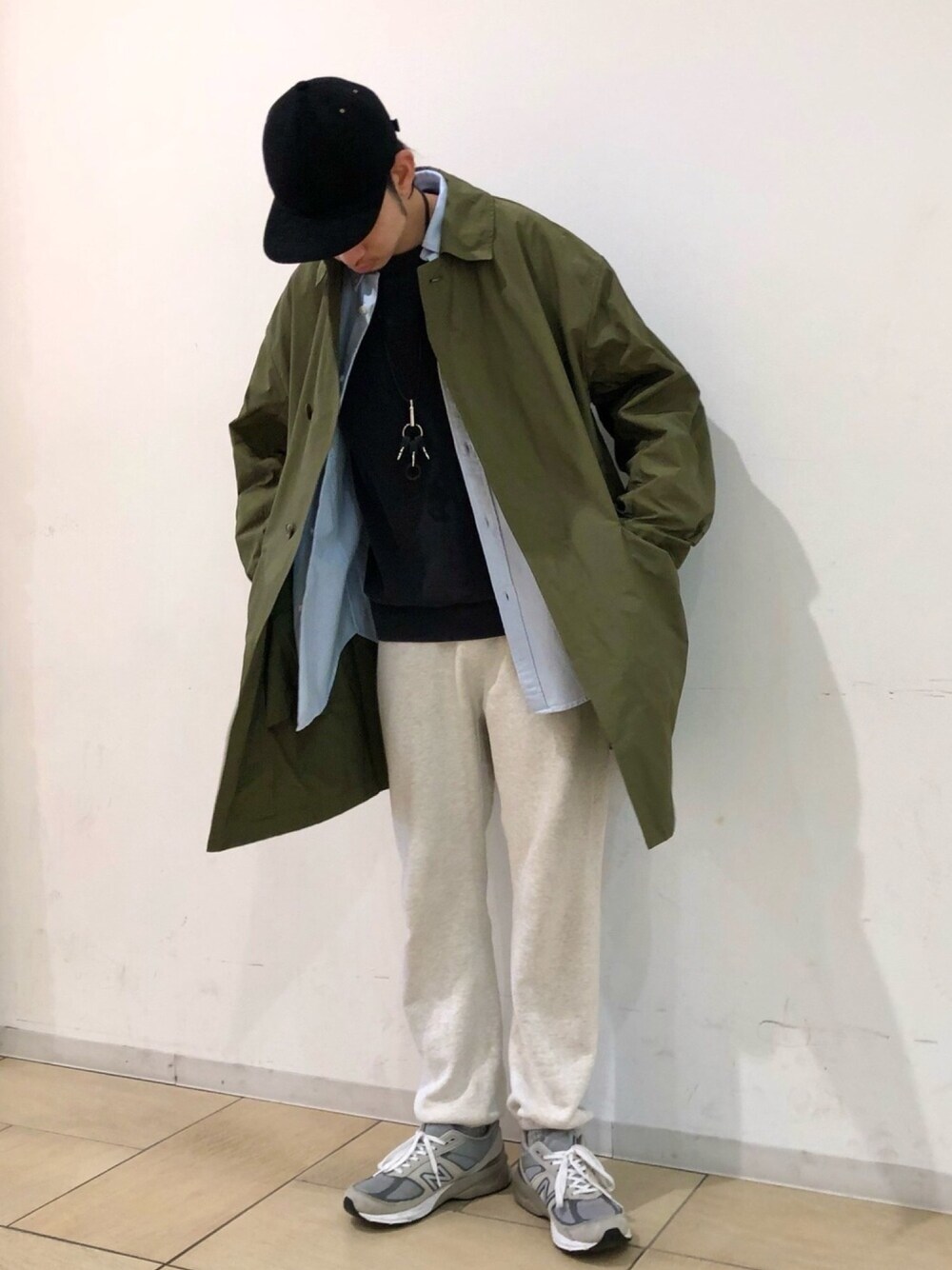 「スウェットパンツ、スウェット、スニーカー、ステンカラーコート、キャップ、New Balance、レイヤードスタイル、休日コーデ、B:MING LIFE STORE by BEAMS、春アウター」｜「B:MING by BEAMSのORCIVAL / タフタ ステンカラーコート（ステンカラーコート、グリーン系）」を使った、Naoki Shuzuiさん（メンズ・178cm）の冬コーディネートの1枚目の写真