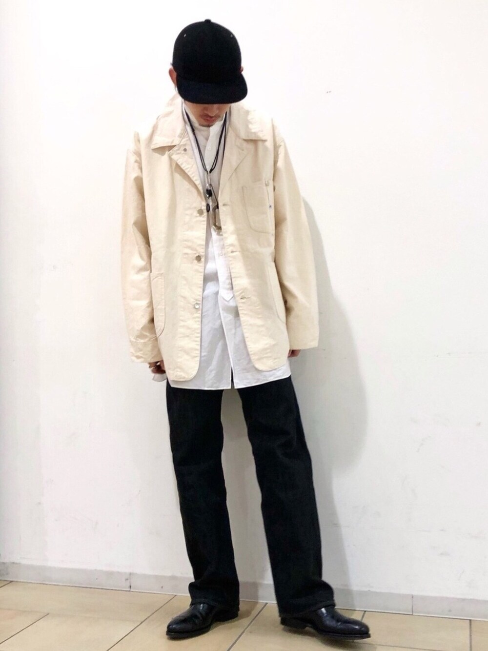 「キャップ、LEE、カバーオール、レースアップシューズ、休日コーデ、春コーデ、シャツスタイル、バンドカラー、ホワイトコーデ、きれいめカジュアル」｜「LeeのLEE × B:MING by BEAMS / 別注 メモリアル カバーオール ジャケット（テーラードジャケット、ホワイト系）」を使った、Naoki Shuzuiさん（メンズ・178cm）の冬コーディネートの1枚目の写真