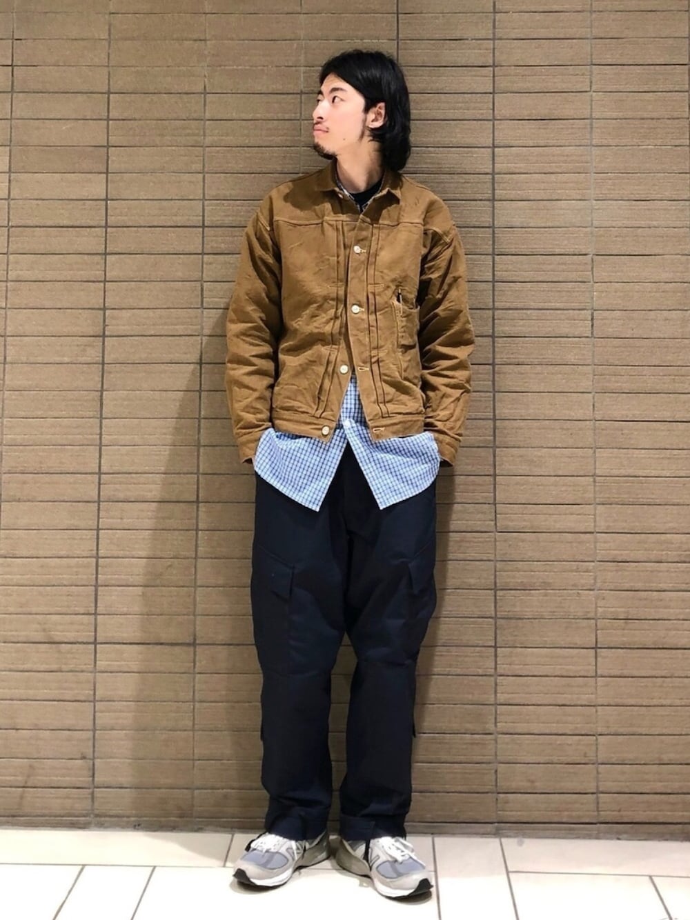 「チェック、スニーカー、ミリタリー、デニムジャケット、New Balance、レイヤードスタイル、休日スタイル、シャツスタイル、WAREHOUSE、ブラウンダック」｜「WAREHOUSEのアイテム（デニムジャケット、ブラウン系）」を使った、Naoki Shuzuiさん（メンズ・178cm）の春コーディネートの1枚目の写真