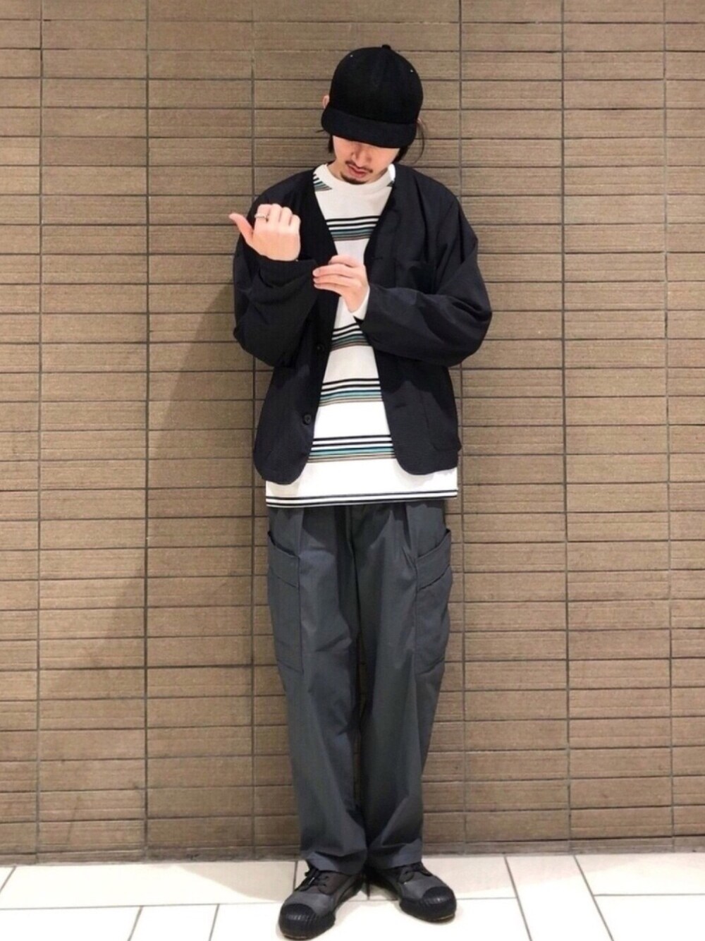 「ボーダー、キャップ、ロンT、休日スタイル、きれいめカジュアル、春夏コーデ、スニーカー、レースアップシューズ、ビッグシルエット、雨の日コーデ」｜「B:MING by BEAMSのB:MING by BEAMS / ドットエア(R) ノーカラーラペル ジャケット(セットアップ対応)（ノーカラージャケット、グレー系）」を使った、Naoki Shuzuiさん（メンズ・178cm）の春コーディネートの1枚目の写真