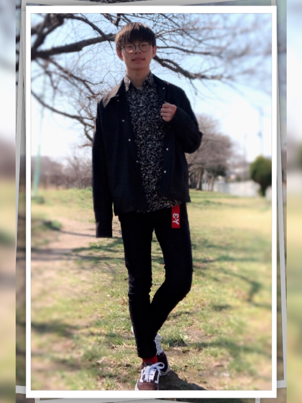 ブラック系のTシャツ/カットソー、ブラック系のブルゾン、ブラック系のその他パンツを着用したメンズの春コーディネートの1枚目の写真