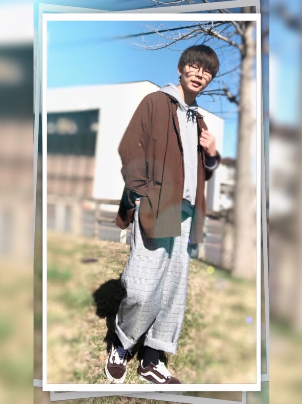 ブラウン系のシャツ/ブラウス、グレー系のパーカー、グレー系のパンツを着用したメンズの春コーディネートの1枚目の写真