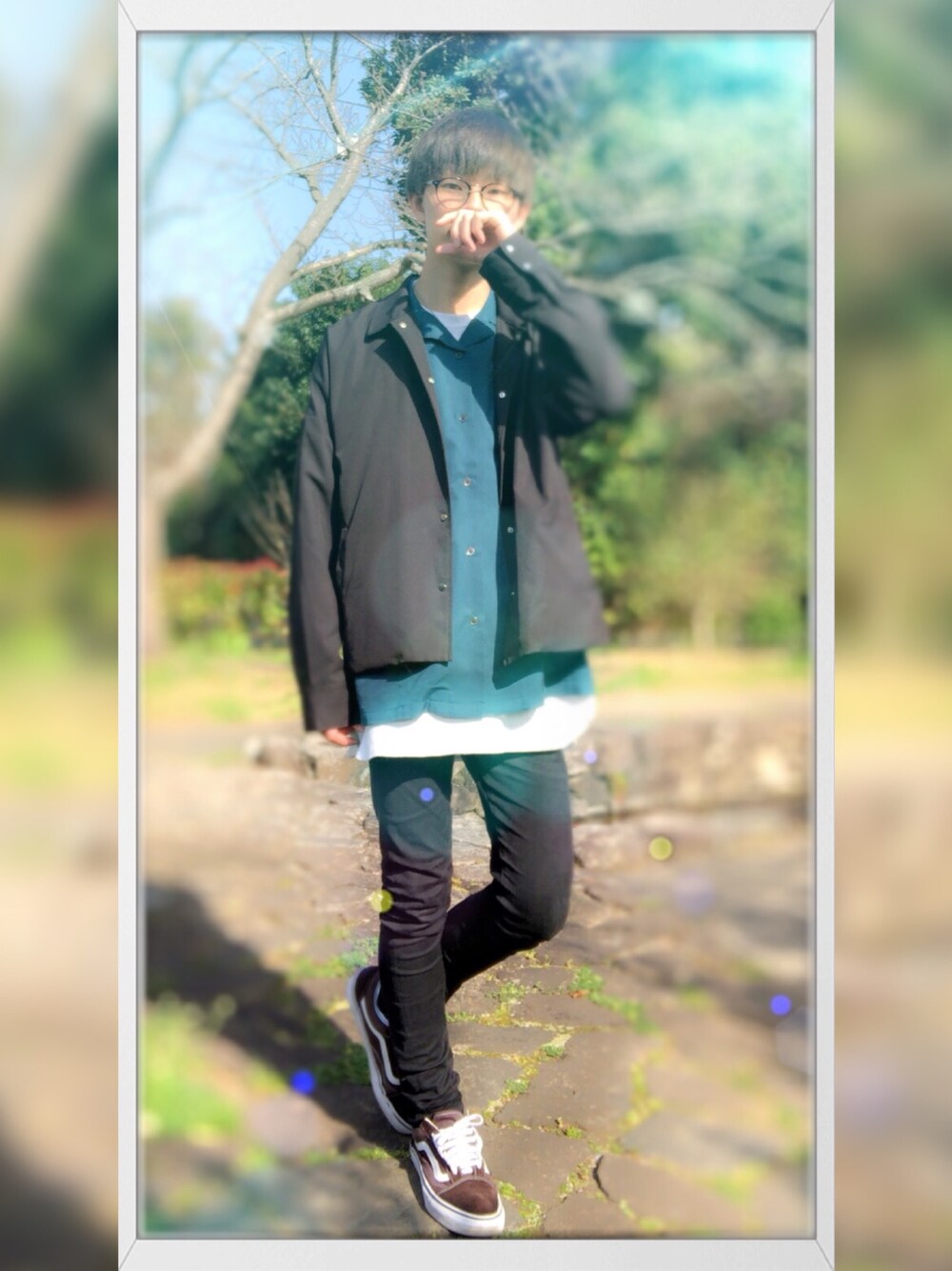 グリーン系のシャツ/ブラウス、ブラック系のブルゾン、ブラック系のその他パンツを着用したメンズの春コーディネートの1枚目の写真