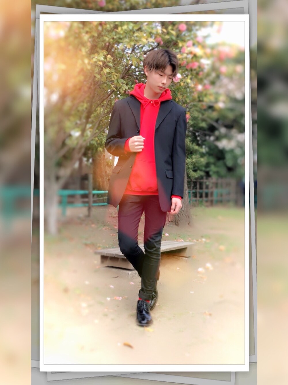 レッド系のパーカー、ブラック系のその他パンツ、ブラック系のジャケット/アウターを着用したメンズの春コーディネートの1枚目の写真