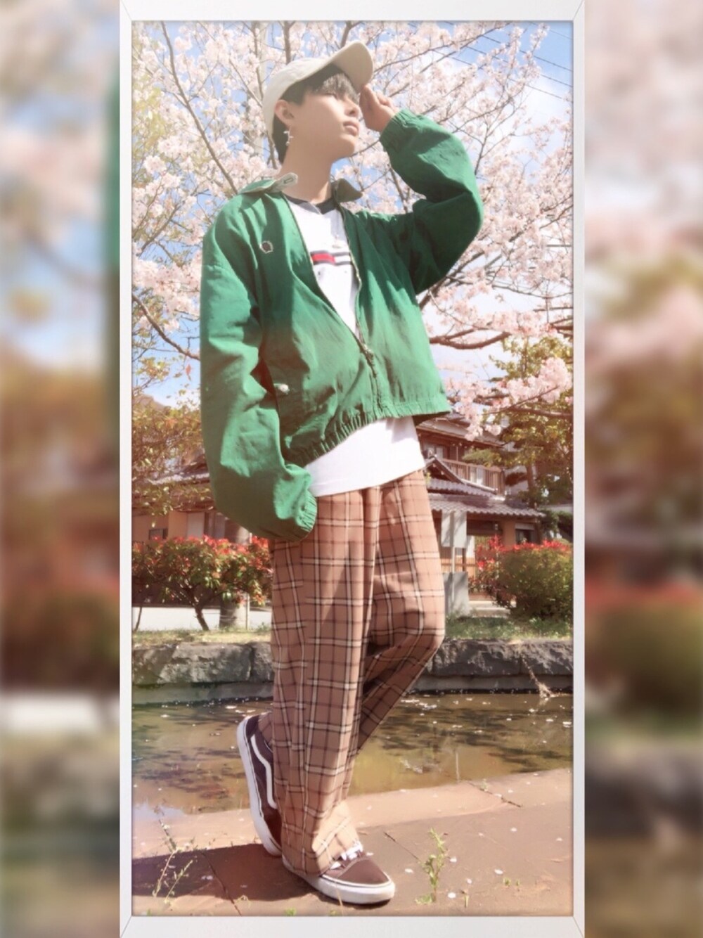 ホワイト系のTシャツ/カットソー、グリーン系のブルゾン、ベージュ系のパンツを着用したメンズの春コーディネートの1枚目の写真