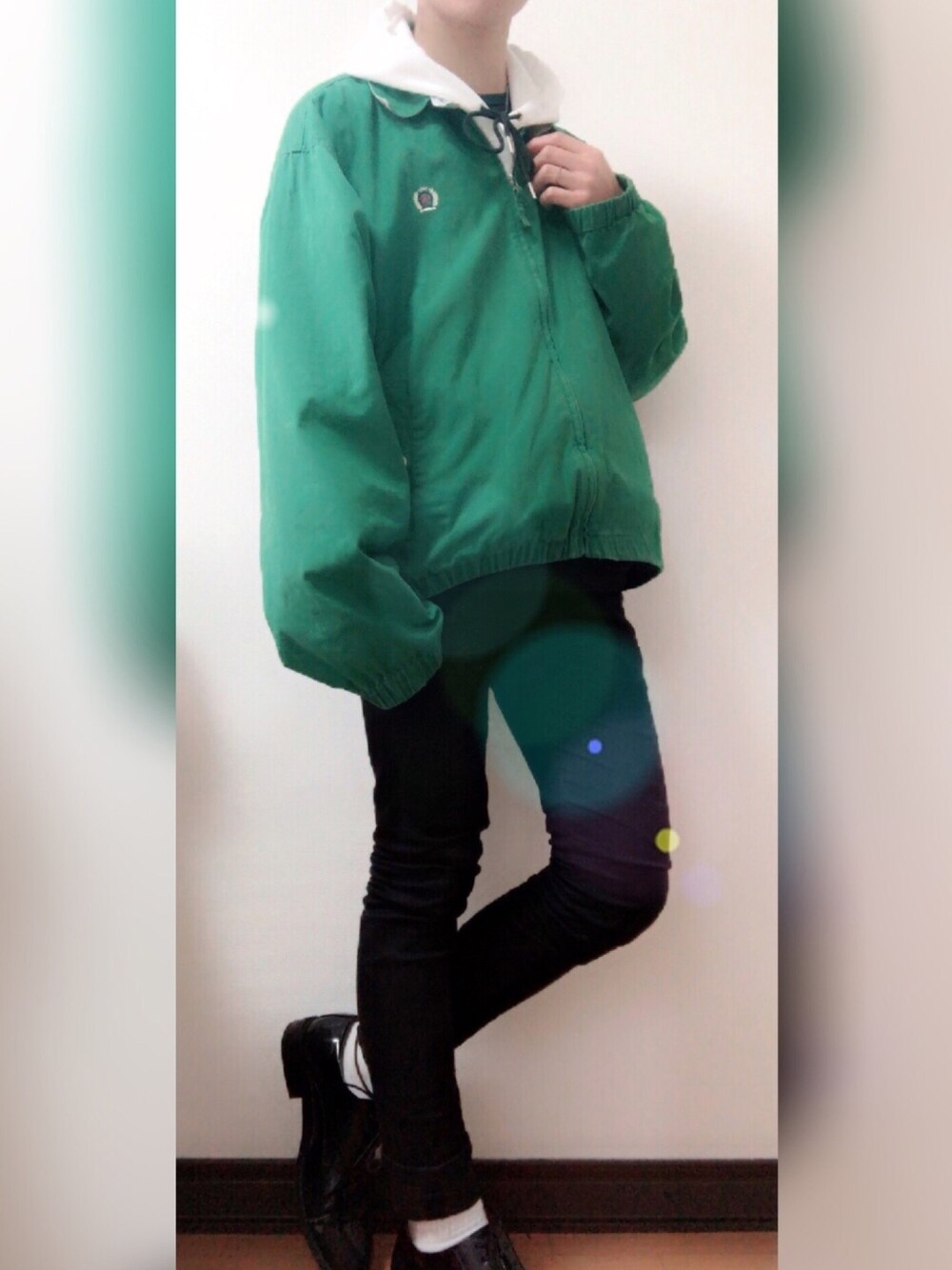 グリーン系のブルゾン、ホワイト系のパーカー、ブラック系のその他パンツを着用したメンズの春コーディネートの1枚目の写真