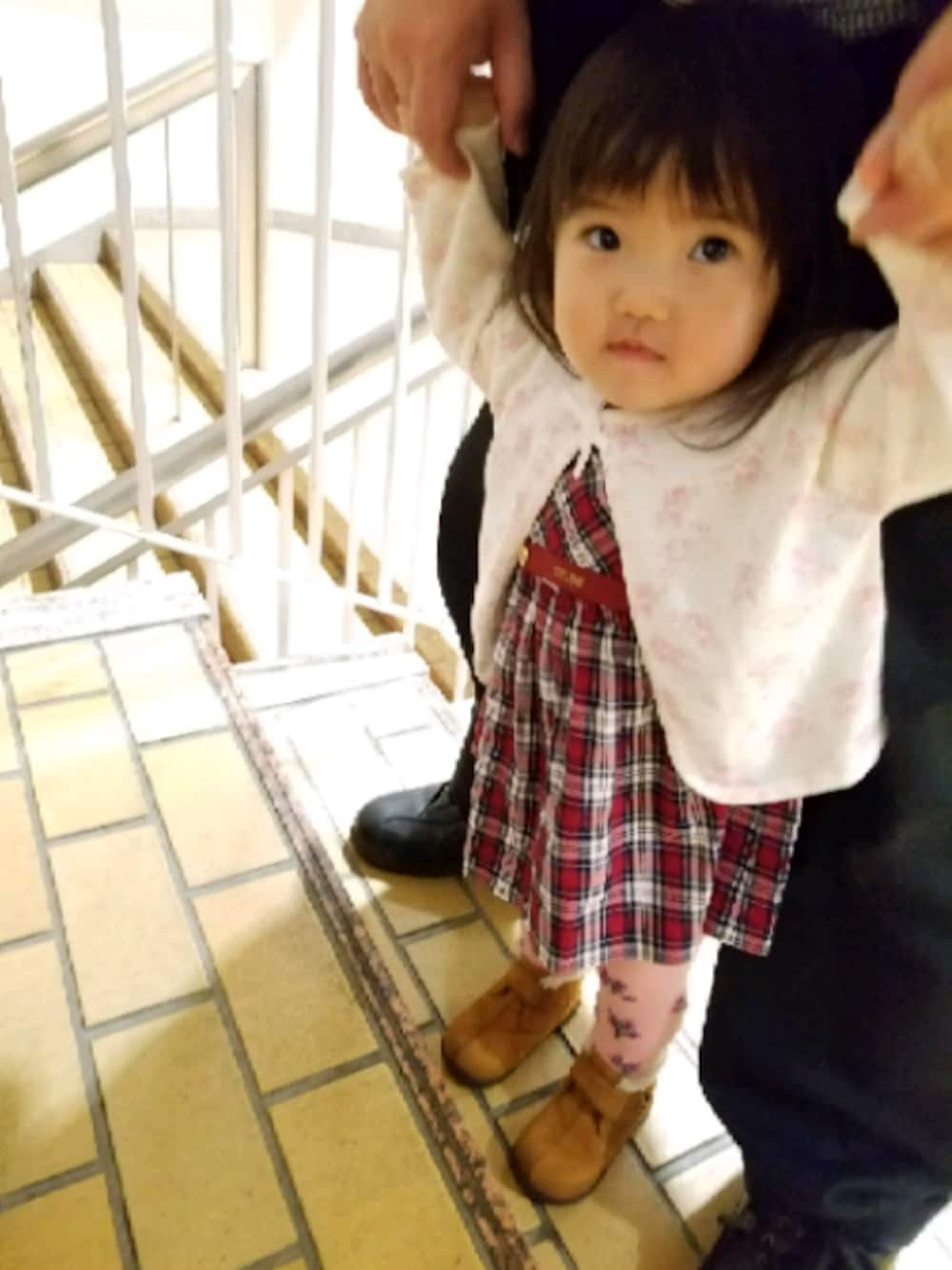 「お嬢様風、セレブ風、捕らえられた宇宙人ポーズ、タイツの色、柄、失敗、ま、いっか」｜「GYMBOREEのアイテム（カーディガン/ボレロ、ホワイト系）」を使った、PIPPIさん（キッズ・80cm）の冬コーディネートの1枚目の写真