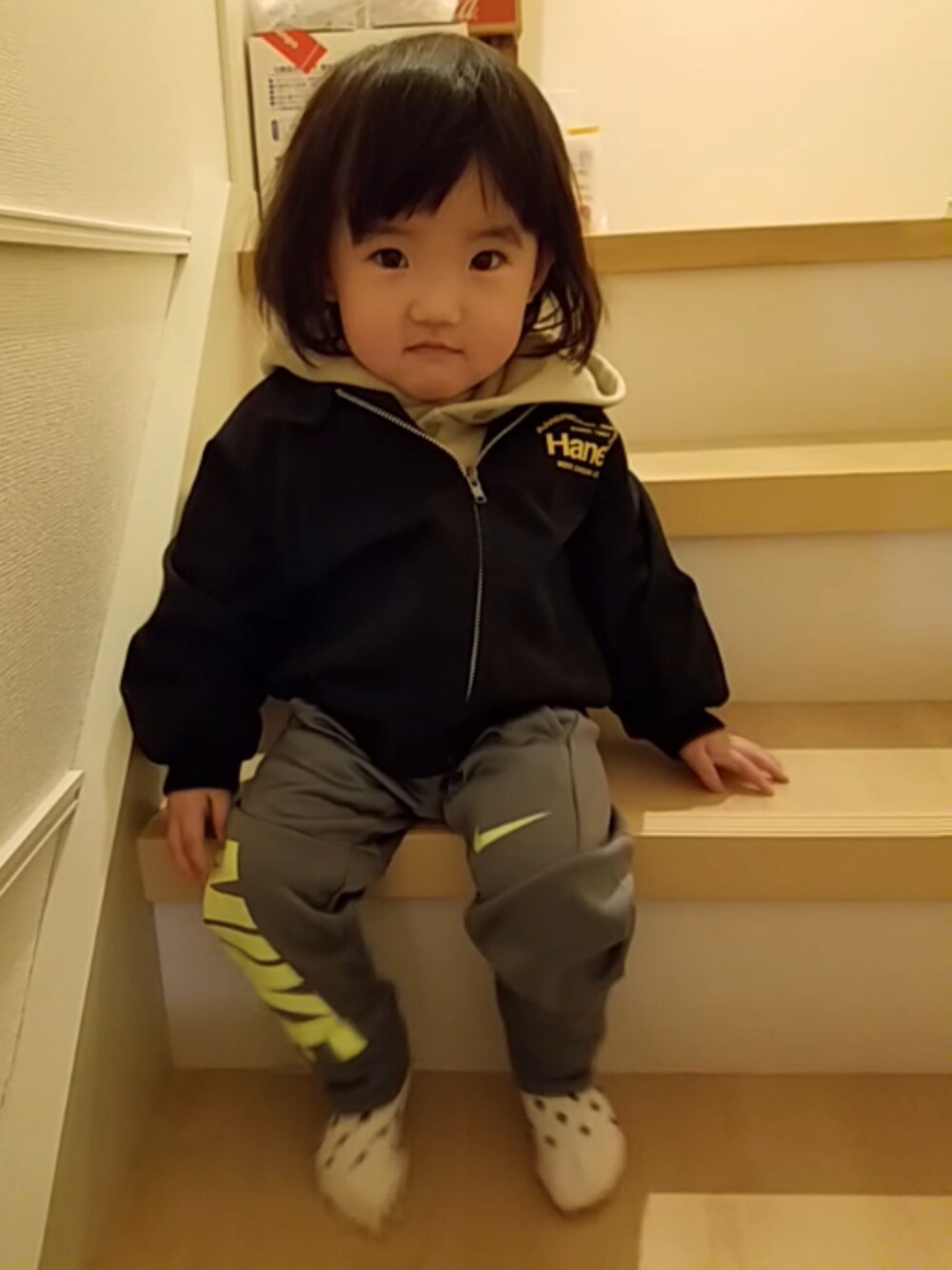 「男の子コーデ、でも女の子、コムサのパーカー、kids、スポーティー」｜「HANESのアイテム（ブルゾン、ブラック系）」を使った、PIPPIさん（キッズ・80cm）の春コーディネートの1枚目の写真