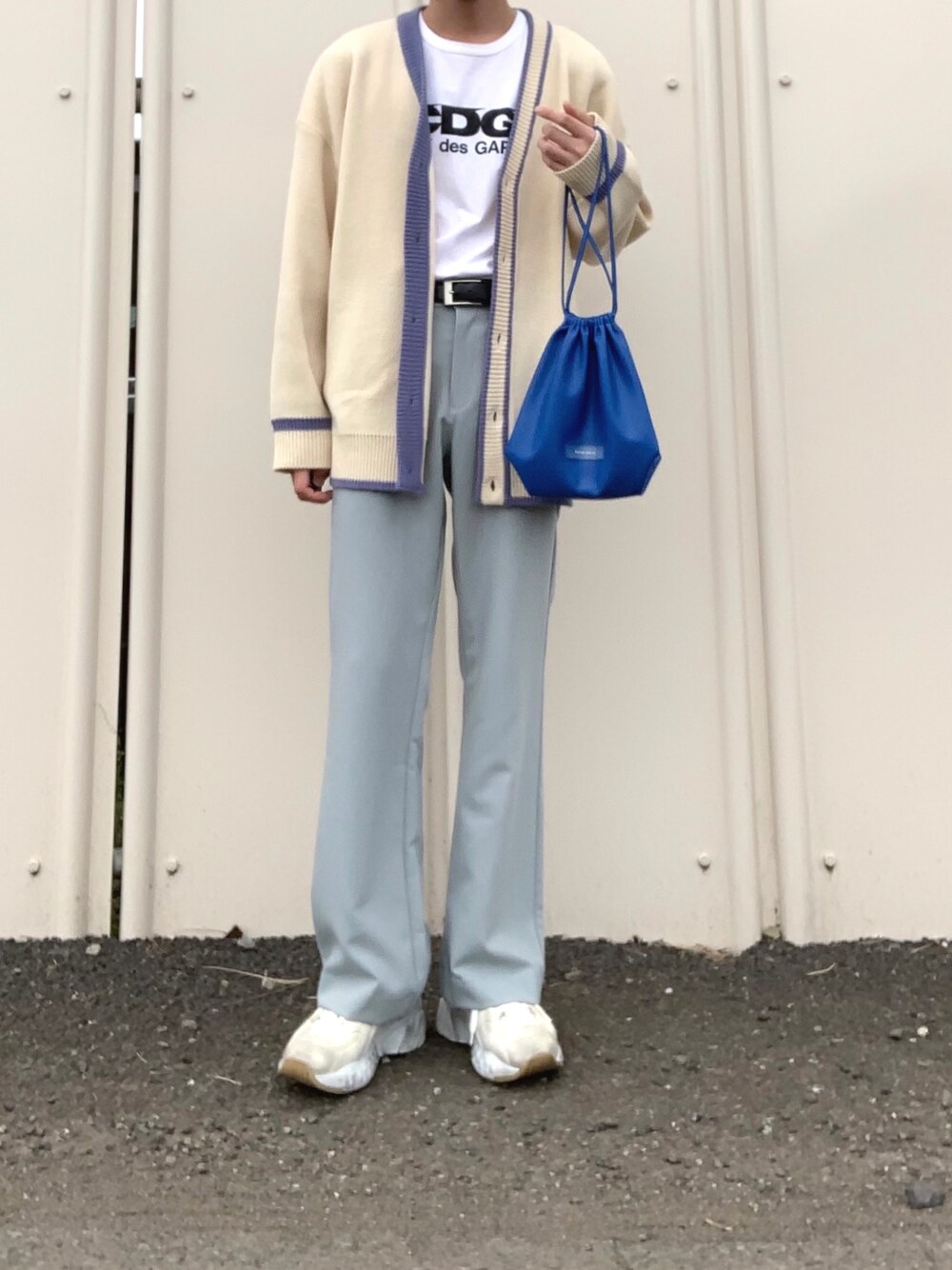 「春コーデ、シンプルコーデ、今日のコーデ、プチプラ、おしゃれさんと繋がりたい、ゆるコーデ、Tシャツ、大人コーデ、淡色コーデ、カーディガン」｜「MAISON SPECIALのヴィーガンレザー2WAY巾着スモールバッグ【MAISON SPECIAL/メゾンスペシャル】（ショルダーバッグ、ブルー系）」を使った、skさん（メンズ・173cm）の春コーディネートの1枚目の写真