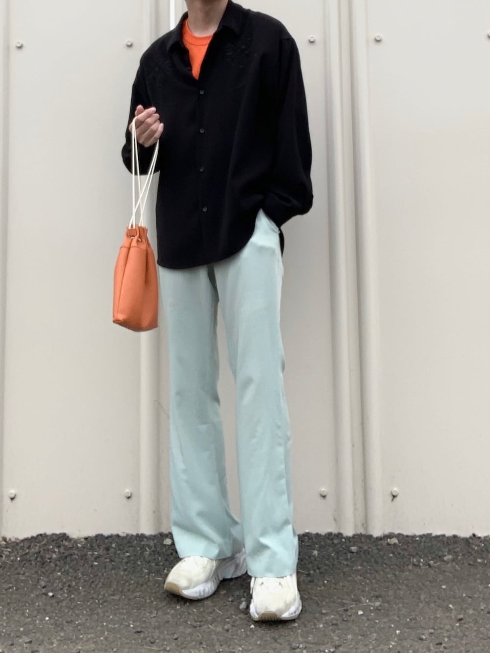 「休日スタイル、ビックシルエット、シンプルコーデ、大人カジュアル、お洒落さんとつながりたい、スニーカーコーデ、きれいめカジュアル、黒、ootd、プチプラ」｜「Acne StudiosのAcne Studios Rockaway Distressed Suede Sneakers（スニーカー、ホワイト系）」を使った、skさん（メンズ・173cm）の春コーディネートの1枚目の写真