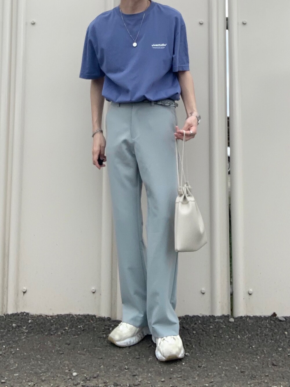 「シンプル、おしゃれさんと繋がりたい、ゆるコーデ、オトナカジュアル、カジュアルコーデ、きれいめカジュアル、Tシャツ、フレアパンツ、VIVASTUDIO、夏コーデ」｜「ascloのアイテム（ネックレス、シルバー系）」を使った、skさん（メンズ・173cm）の春コーディネートの1枚目の写真