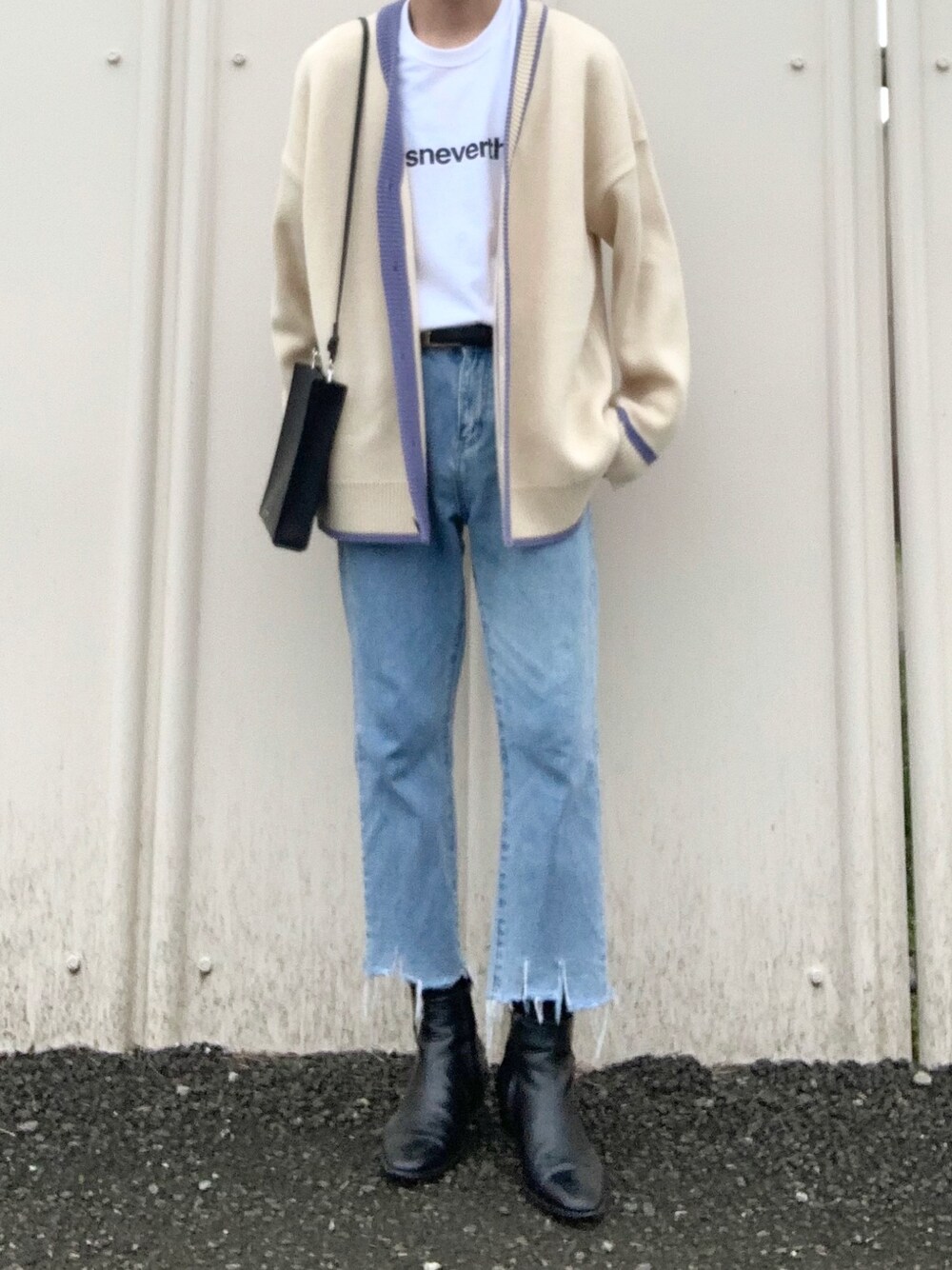 「これが私をアゲる服、シンプル、大人カジュアル、おしゃれさんと繋がりたい、大人コーデ、プチプラ、デニム、カーディガン、淡色コーデ、ブルー」｜「HAREのコンパクトショルダーBAG(HARE)（ショルダーバッグ、ブラック系）」を使った、skさん（メンズ・173cm）の春コーディネートの1枚目の写真