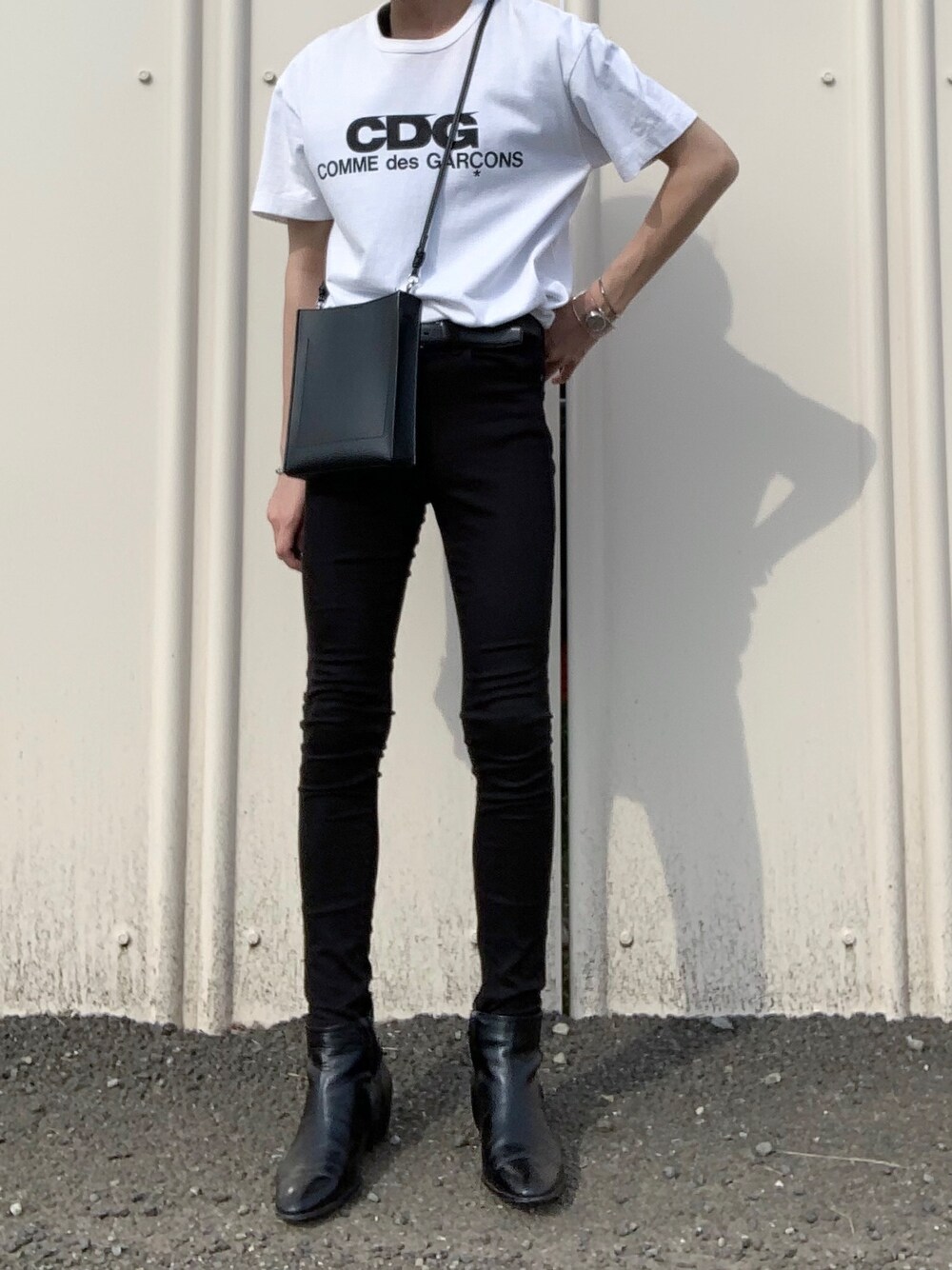 「これが私をアゲる服、お洒落さんとつながりたい、白Tシャツ、大人カジュアル、黒スキニー、モノトーンコーデ、ユニクロ、プチプラ、カジュアル、カジュアルコーデ」｜「COMME des GARCONSのアイテム（Tシャツ/カットソー、ホワイト系）」を使った、skさん（メンズ・173cm）の春コーディネートの1枚目の写真