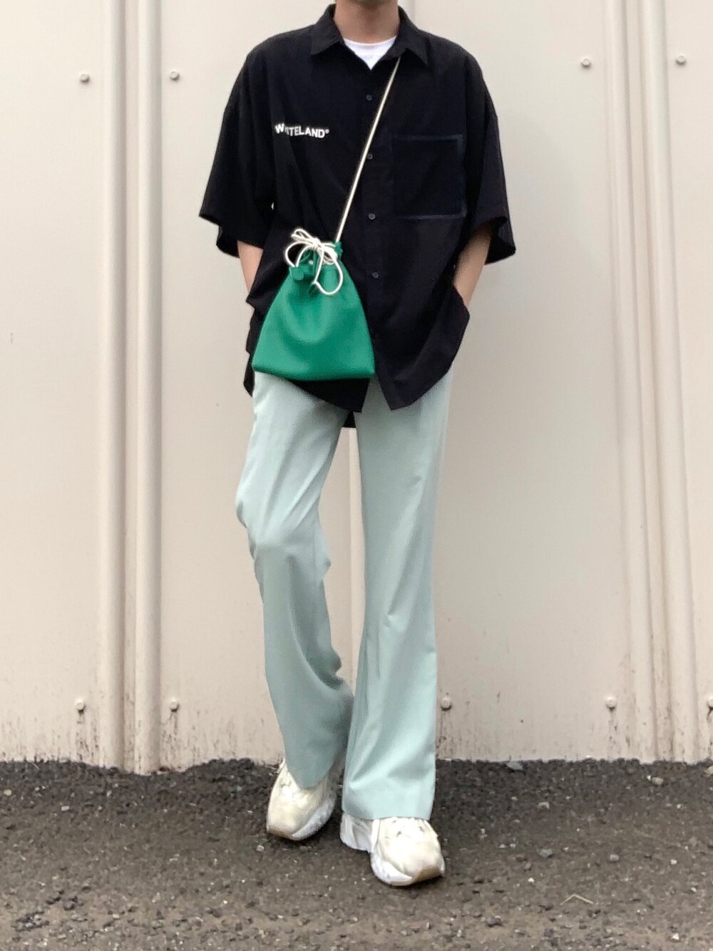 「これが私をアゲる服、大人カジュアル、今日のコーデ、キレイめ、ワイドパンツ、ブラック、おしゃれさんと繋がりたい、プチプラ、春コーデ、シンプルコーデ」｜「TIDEWAYのMONTH ITALY LEATHER 2WAY 巾着 ショルダー（ショルダーバッグ、グリーン系）」を使った、skさん（メンズ・173cm）の春コーディネートの1枚目の写真