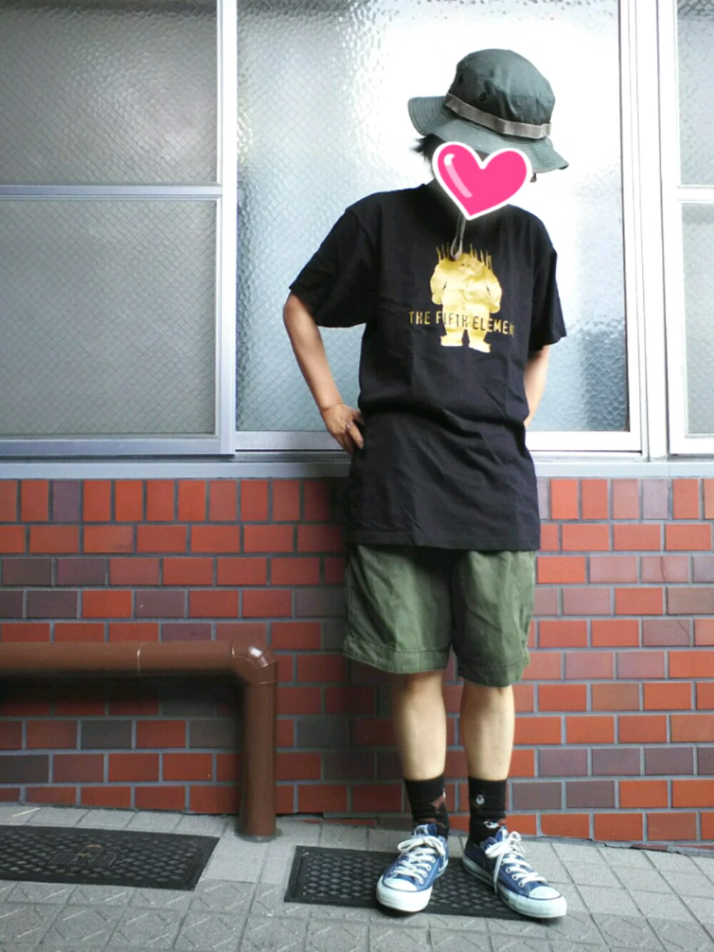 「湿気、映画Tシャツ、フィフス・エレメント、短パン、ミリタリーハット、ダイロン染色、ジメジメしてる」｜「no brandのアイテム（ハット、ベージュ系）」を使った、ちえぞうさん（レディース・156cm）の夏コーディネートの1枚目の写真