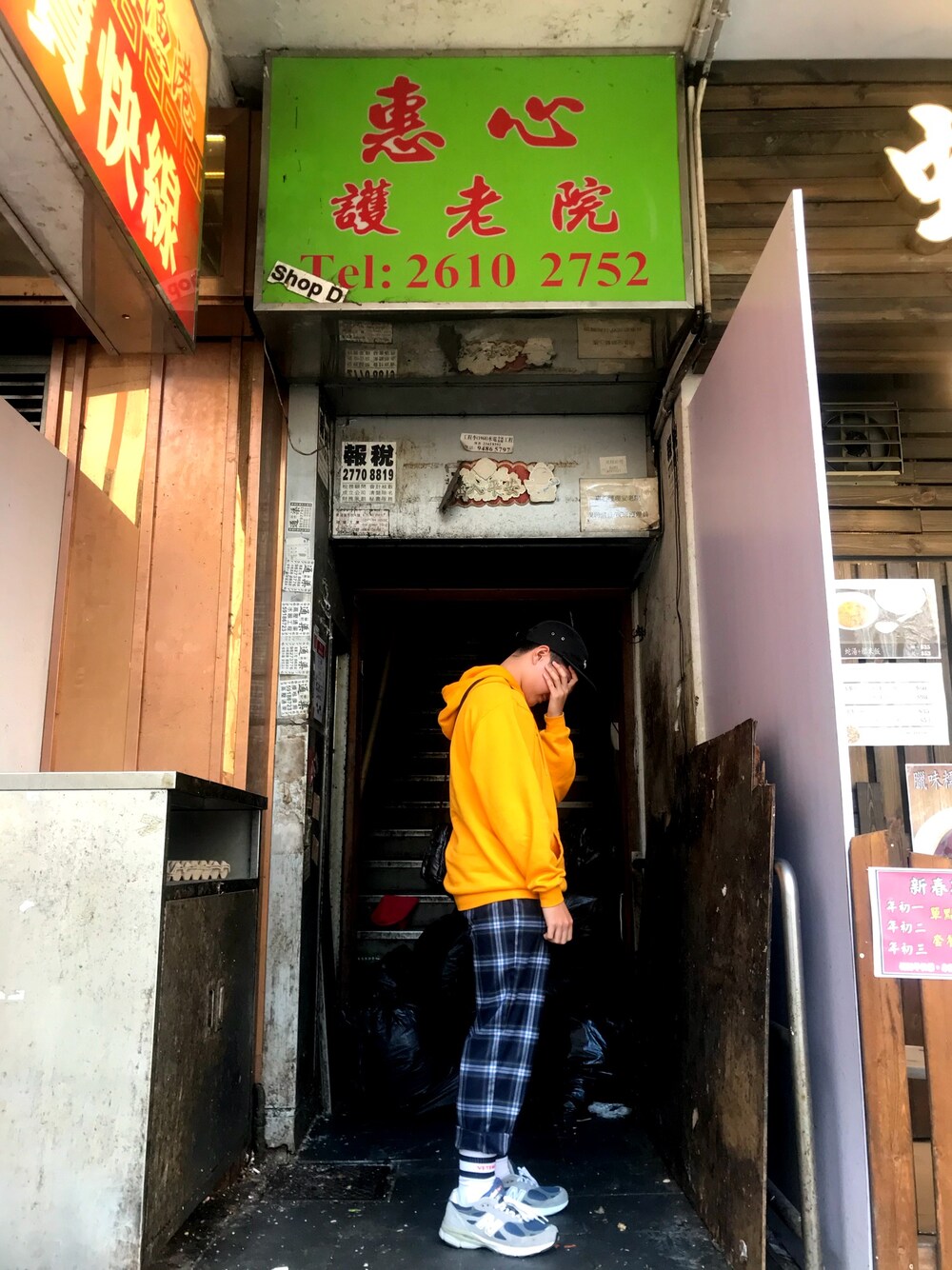 「街頭」｜「Supreme のアイテム（サンバイザー、ブラック系）」を使った、Kenneth Szeさん（メンズ・164cm）の春コーディネートの1枚目の写真