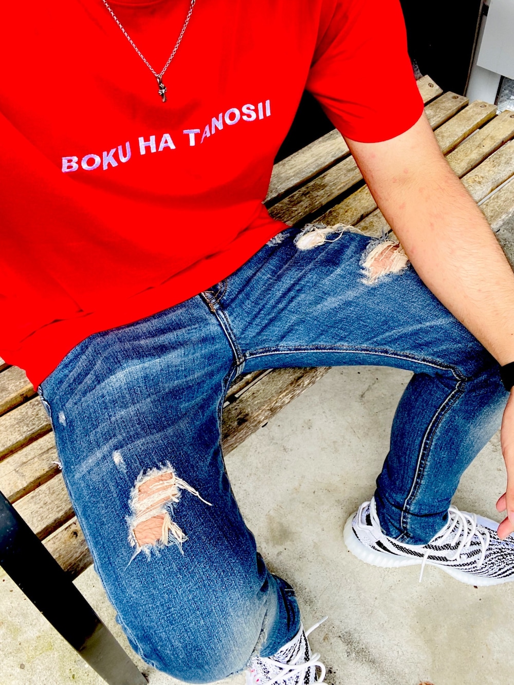 「ボクハタノシイ、BOKUHATANOSHII、休日スタイル、ootd、スニーカーコーデ、デニム、スニーカー、イージーブースト、yeezy、旅行」｜「CHROME HEARTSのアイテム（ネックレス、シルバー系）」を使った、4410moさん（メンズ・182cm）の夏コーディネートの1枚目の写真
