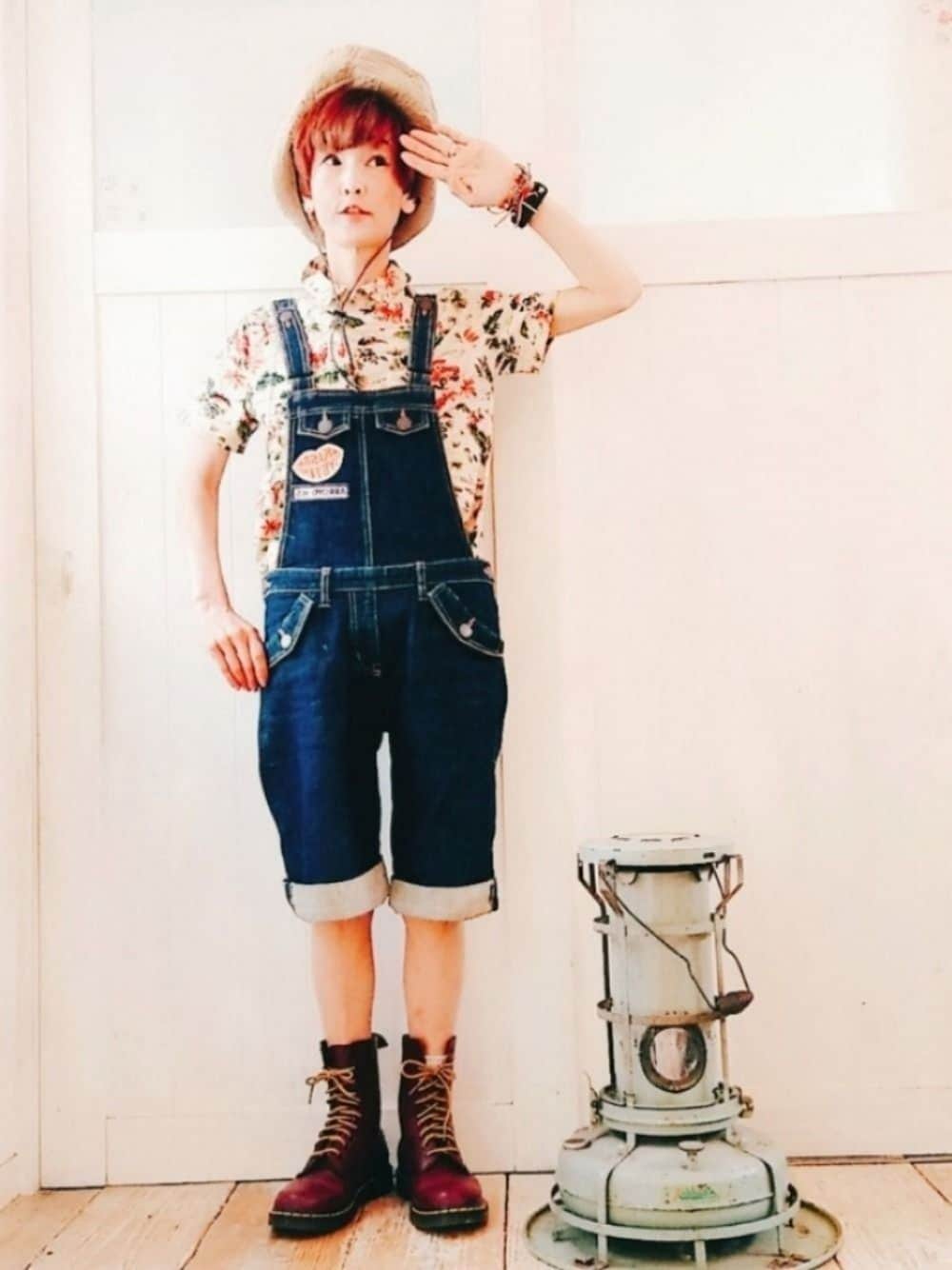 「夏でもブーツ族、アロハシャツ、サロペット、探検隊、我が道をゆく隊、ジェンダーレス部、WEAR昭和部」｜「JOURNAL STANDARDの半袖カットソー（Tシャツ/カットソー、ベージュ系）」を使った、ずんちゃ🌞さん（レディース・163cm）の夏コーディネートの1枚目の写真