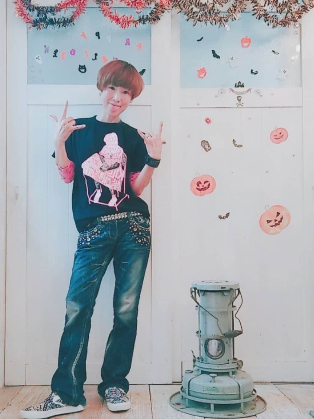 ブラック系のTシャツ/カットソー、ブラック系のTシャツ/カットソー、ブルー系のデニムパンツを着用したレディースの秋コーディネートの1枚目の写真