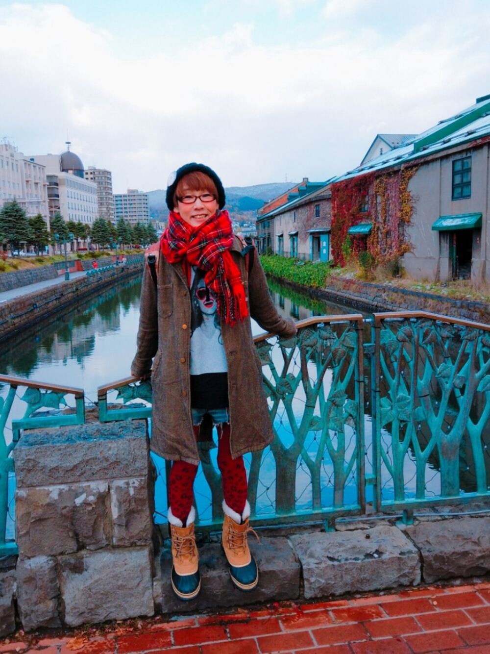 「旅行、ロデオクラウンズ、RNA、ショートパンツ、豹柄、タイツ、我が道をゆく隊、ジェンダーレス部、WEAR昭和部」｜「レトロなおじさんコートのアイテム（ジャケット/アウター、グリーン系）」を使った、ずんちゃ🌞さん（レディース・163cm）の秋コーディネートの1枚目の写真