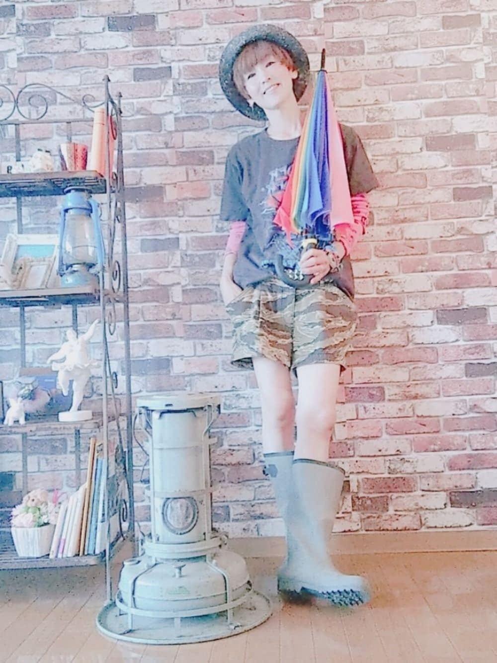 「バケットハット、雨の日コーデ、レインブーツ、ライブTシャツ、きゃりーぱみゅぱみゅ、フライングタイガー、好きな服を着隊、我が道をゆく隊、ジェンダーレス部、WEAR昭和部」｜「キャリーパミュパミュライブT のアイテム（Tシャツ/カットソー、ブラック系）」を使った、ずんちゃ🌞さん（レディース・163cm）の春コーディネートの1枚目の写真