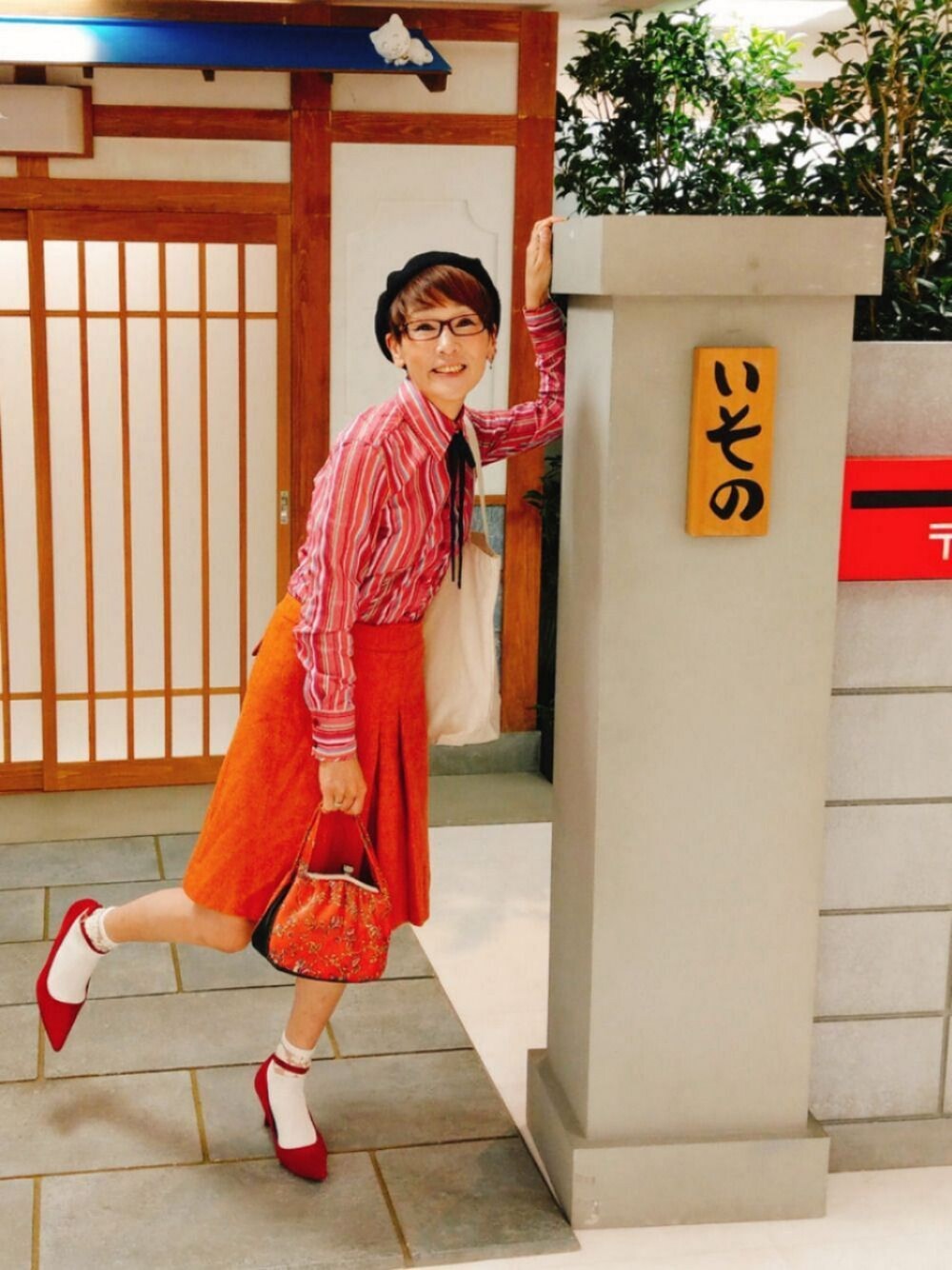 「サザエさん展、レトロ、古着、ベレー帽、パンプス×靴下、好きな服を着隊、我が道をゆく隊、ジェンダーレス部、WEAR昭和部」｜「古着のアイテム（スカート、レッド系）」を使った、ずんちゃ🌞さん（レディース・163cm）の秋コーディネートの1枚目の写真