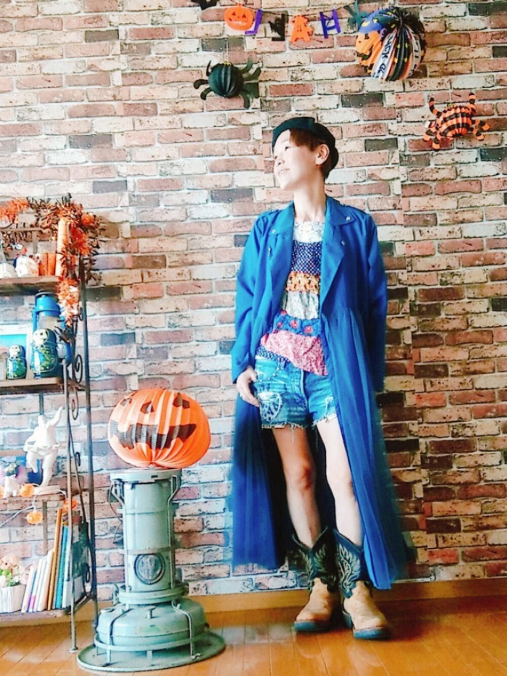 「ジュエティ、あちゃちゅむ、好きな服を着隊、ショートパンツ、トニーラマ、ベレー帽、我が道をゆく隊、ジェンダーレス部、WEAR昭和部」｜「AHCAHCUM.muchachaの総柄キャミソールブラウス（シャツ/ブラウス、ブルー系）」を使った、ずんちゃ🌞さん（レディース・163cm）の秋コーディネートの1枚目の写真