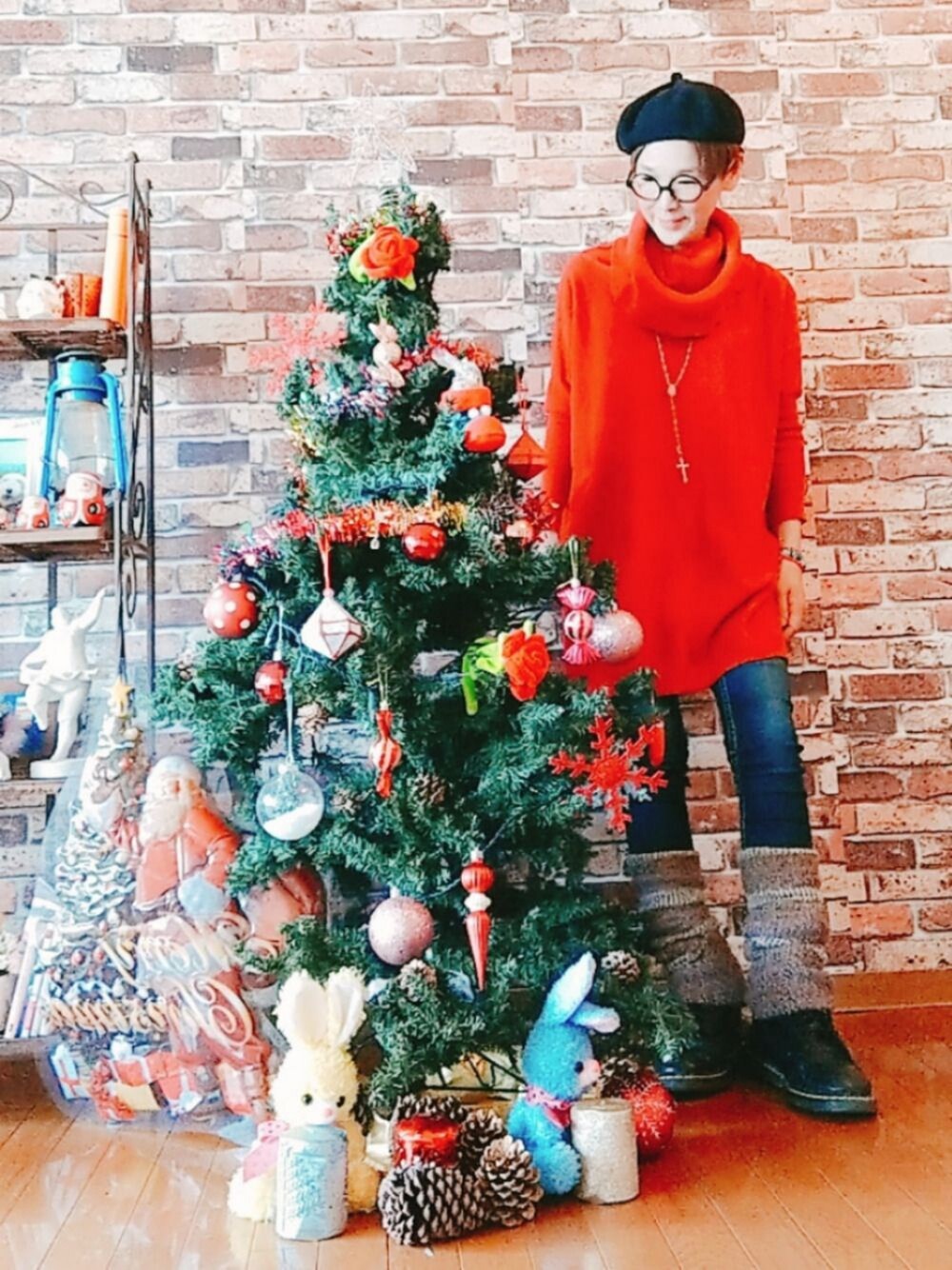「クリスマスツリー、アンティカ、ロデオクラウンズ、レッグウォーマー、ベレー帽、ドクターマーチン、好きな服を着隊、我が道をゆく隊、ジェンダーレス部」｜「antiquaのタートルニットトップス（ニット/セーター、レッド系）」を使った、ずんちゃ🌞さん（レディース・163cm）の秋コーディネートの1枚目の写真