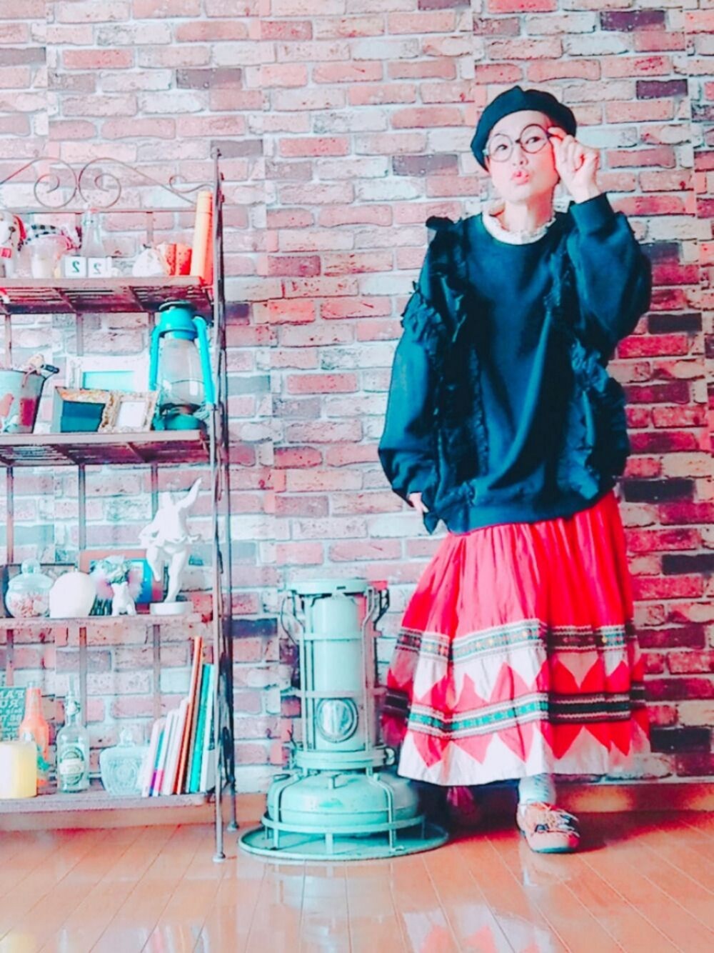 「ストレスフリー、ジュエティ、ビームスボーイ、ベレー帽×メガネ、アンティカ、好きな服を着隊、我が道をゆく隊、ジェンダーレス部、WEAR昭和部」｜「jouetieのデザインフリルプルオーバー【ビッグシルエット】（スウェット、ブラック系）」を使った、ずんちゃ🌞さん（レディース・163cm）の冬コーディネートの1枚目の写真