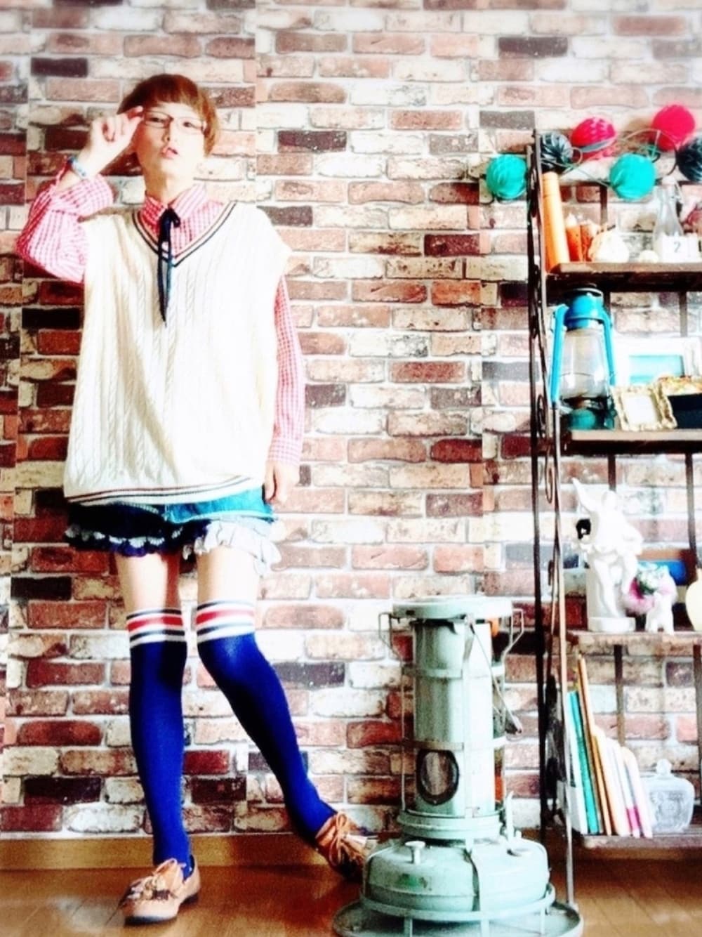 「スクールガール、チルデンベスト、ギンカムチェック、アンティカ、ニーハイソックス、あちゃちゅむ、好きな服を着隊、我が道をゆく隊、ジェンダーレス部、WEAR昭和部」｜「Bling Leadsの【Bl】麻タッチアクリルケーブル編みベスト（ニット/セーター、ホワイト系）」を使った、ずんちゃ🌞さん（レディース・163cm）の春コーディネートの1枚目の写真