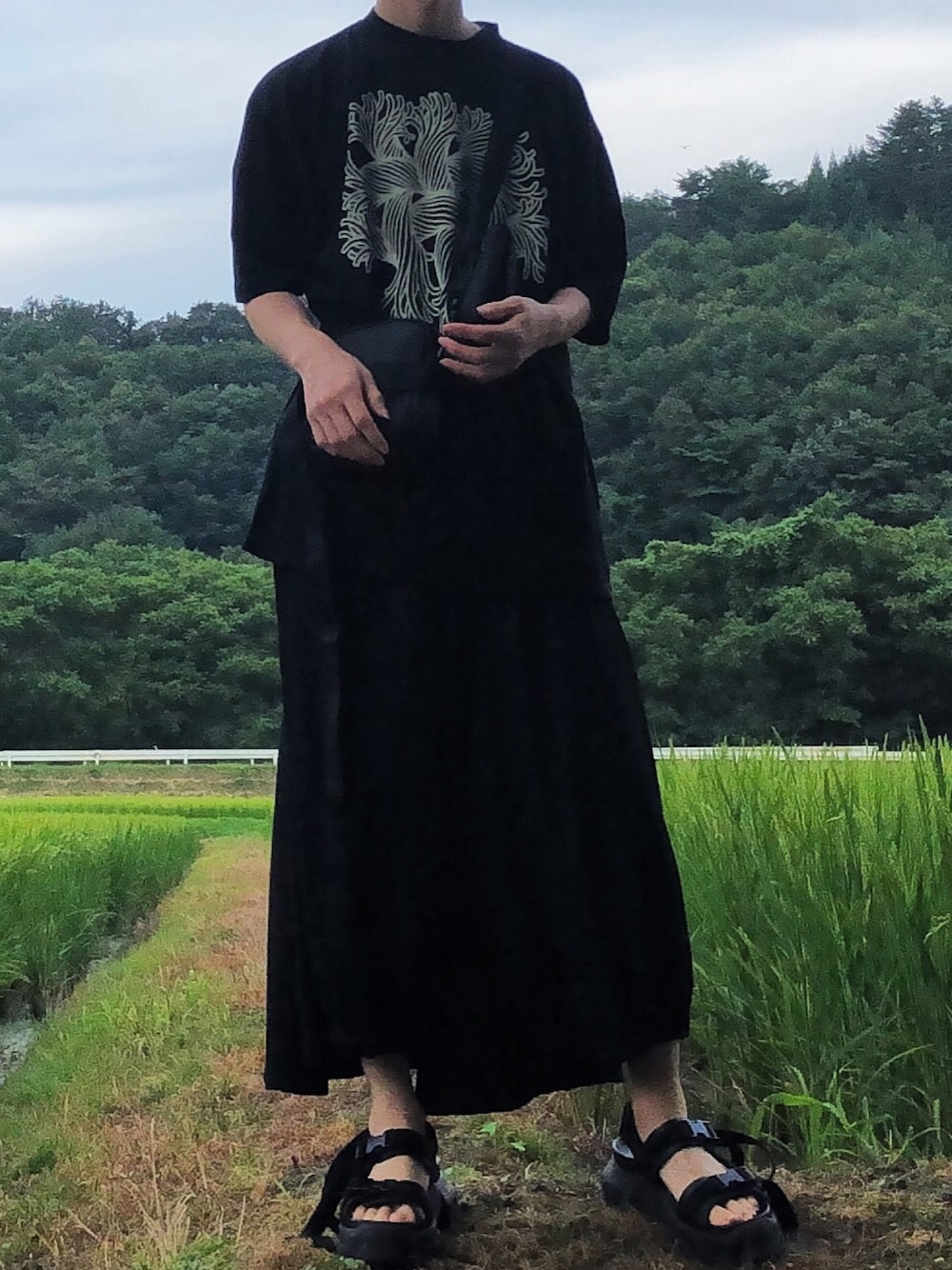 「大人カジュアル、休日スタイル、夏コーデ、シンプル、きれいめカジュアル、おしゃれさんと繋がりたい、summer、ビッグT、大学生、モノトーンコーデ」｜「Yohji Yamamoto POUR HOMMEのアイテム（パンツ、ブラック系）」を使った、oさん（メンズ・175cm）の夏コーディネートの1枚目の写真
