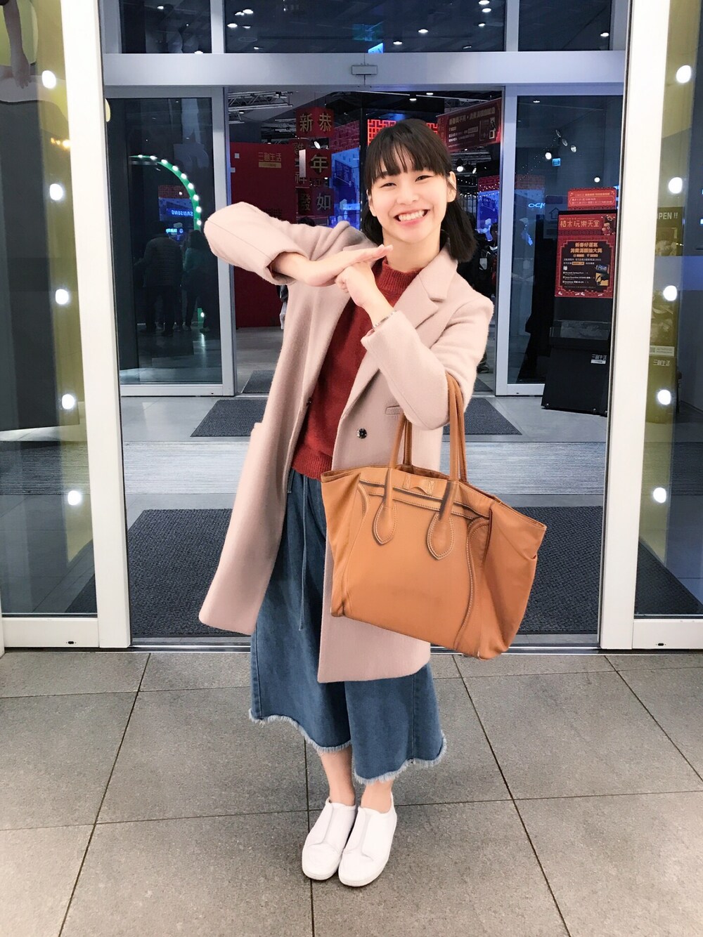 「三創」｜「ZARAのアイテム（シューズ、ホワイト系）」を使った、陳小鹿さん（レディース・158cm）の冬コーディネートの1枚目の写真