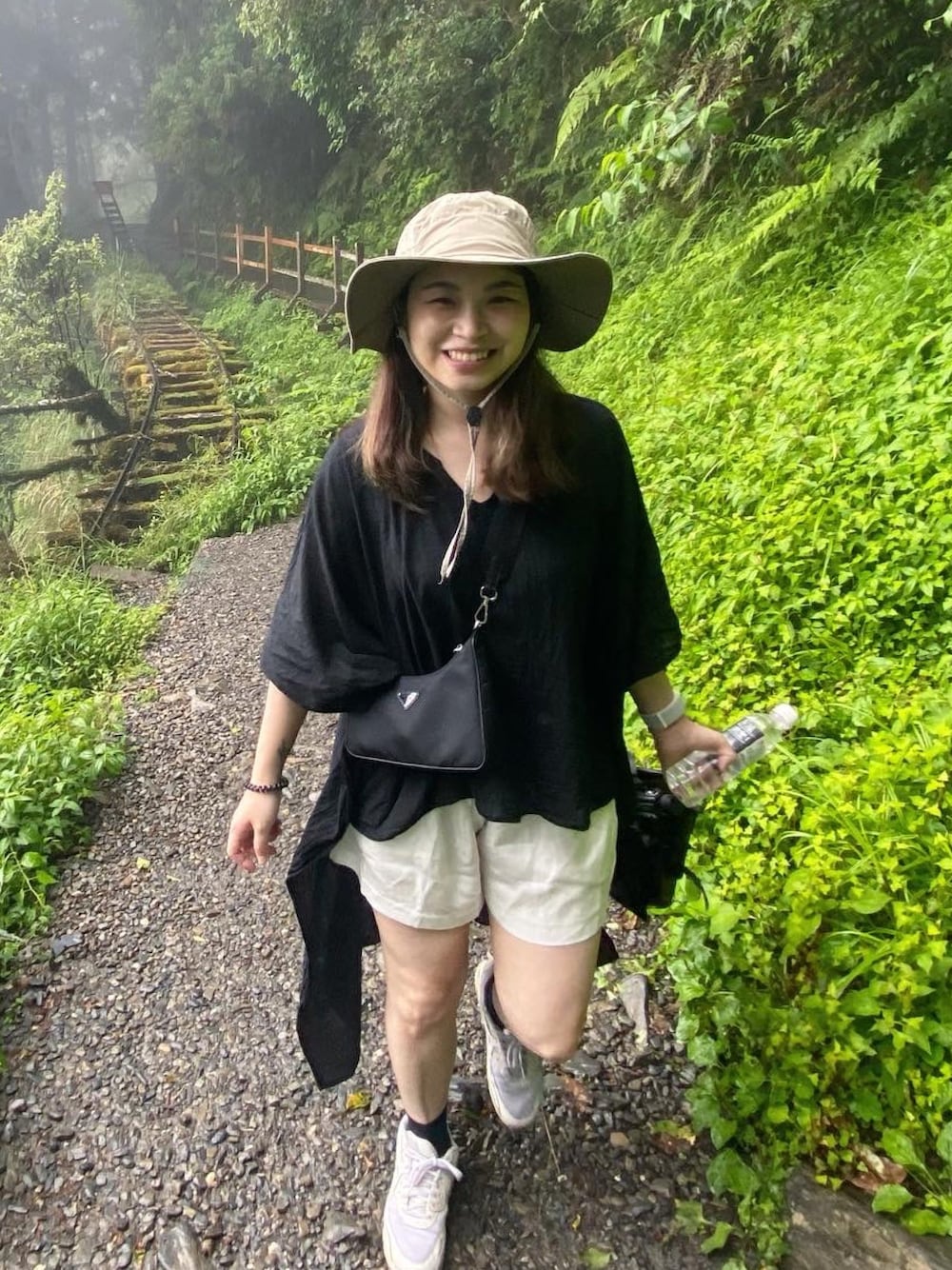 「summer、girl、登山、夏コーデ」｜「PRADAのアイテム（バッグ、ブラック系）」を使った、陳小鹿さん（レディース・158cm）の夏コーディネートの1枚目の写真