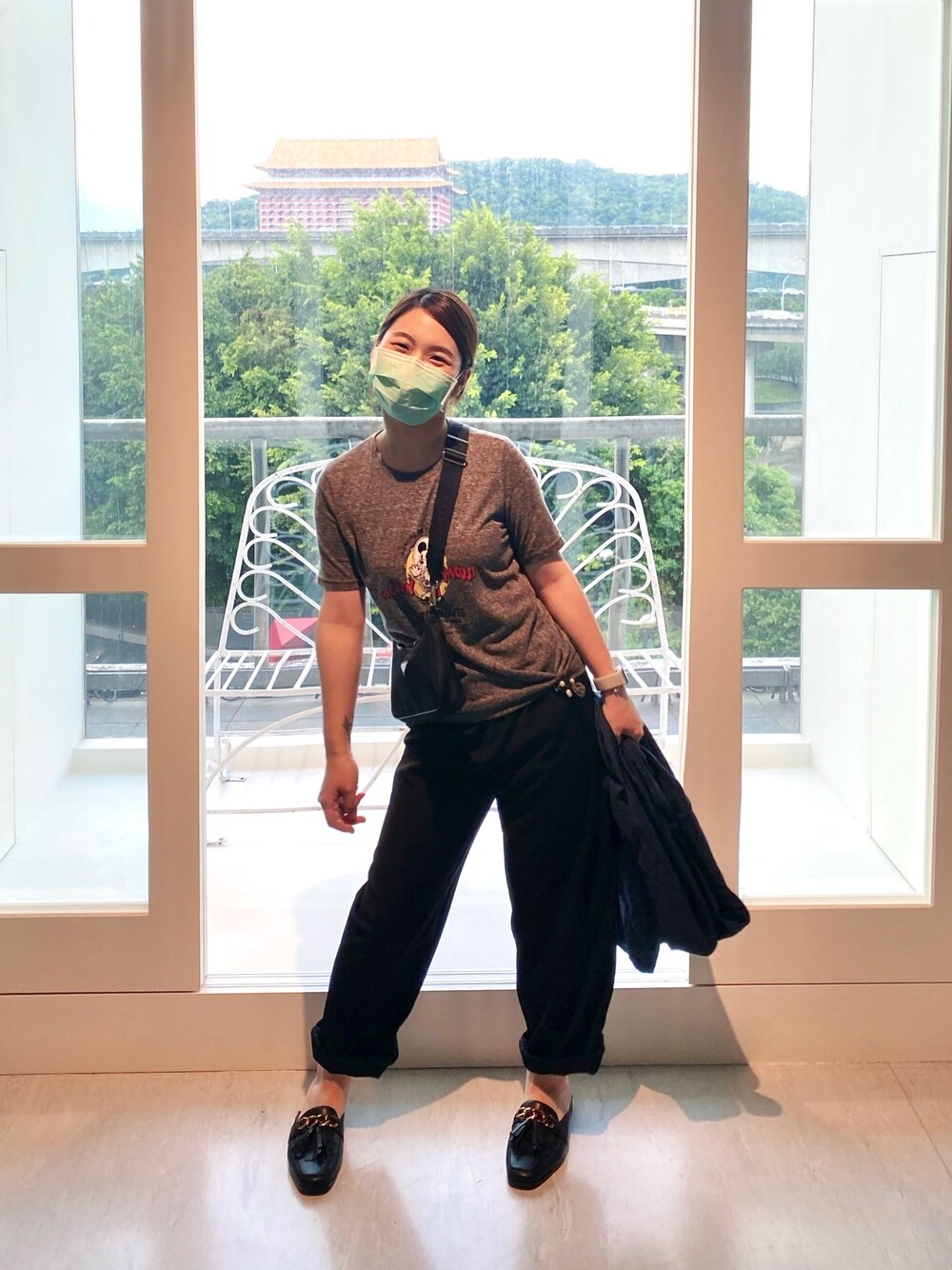 「summer、girl、ART、museum、black」｜「韓国ファッション #Kのアイテム（トップス、グレー系）」を使った、陳小鹿さん（レディース・158cm）の夏コーディネートの1枚目の写真