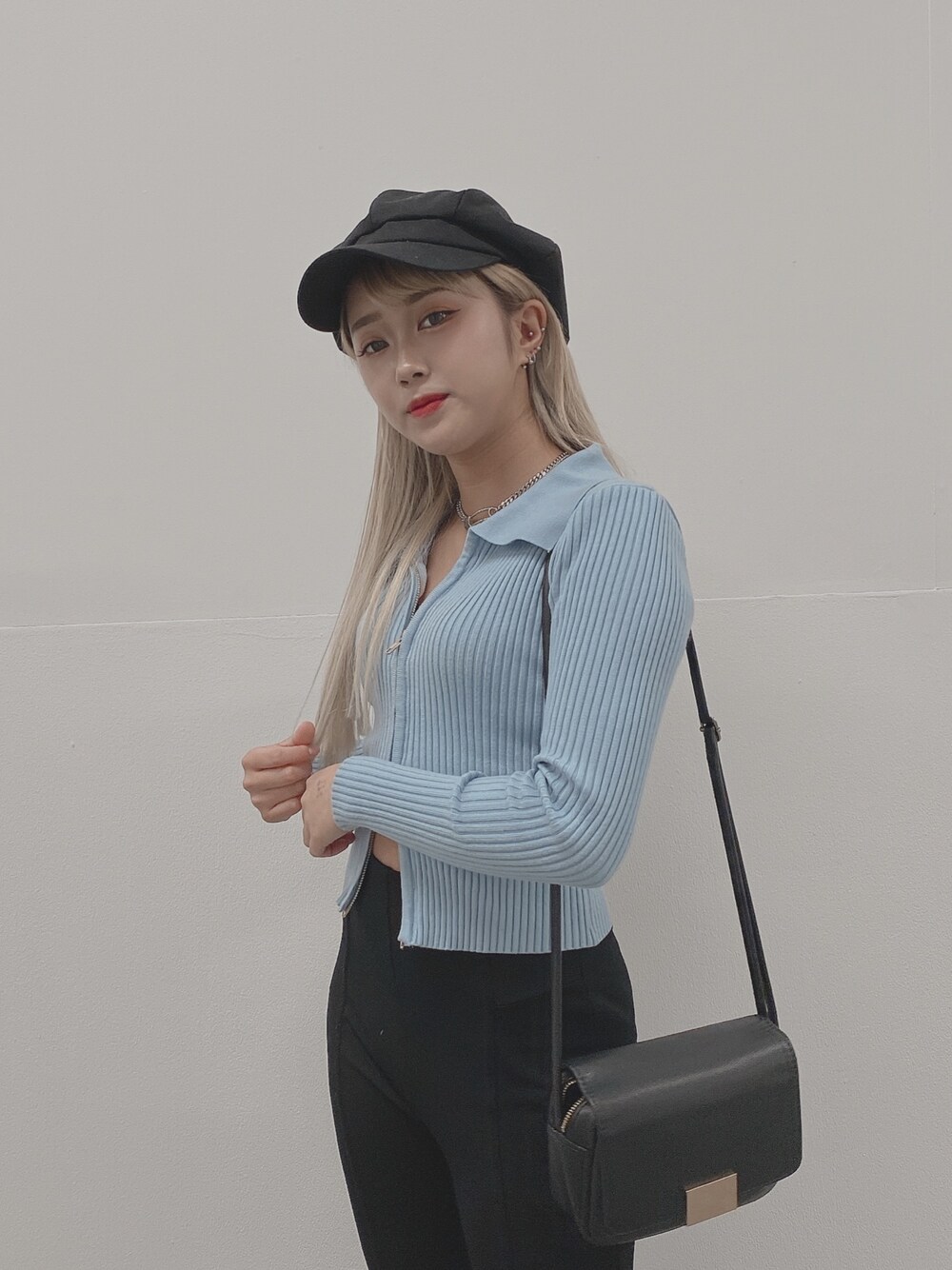「tsuki、XU、ootd、daily look、いいね、save、フォローお願いします🤑、コメント イイね 待ってまーす！、足元は、BALENCIAGA、金髪ロング、休日スタイル」｜「TSUKIのアイテム（ニット/セーター、ブルー系）」を使った、きむ れなさん（レディース・158cm）の秋コーディネートの1枚目の写真